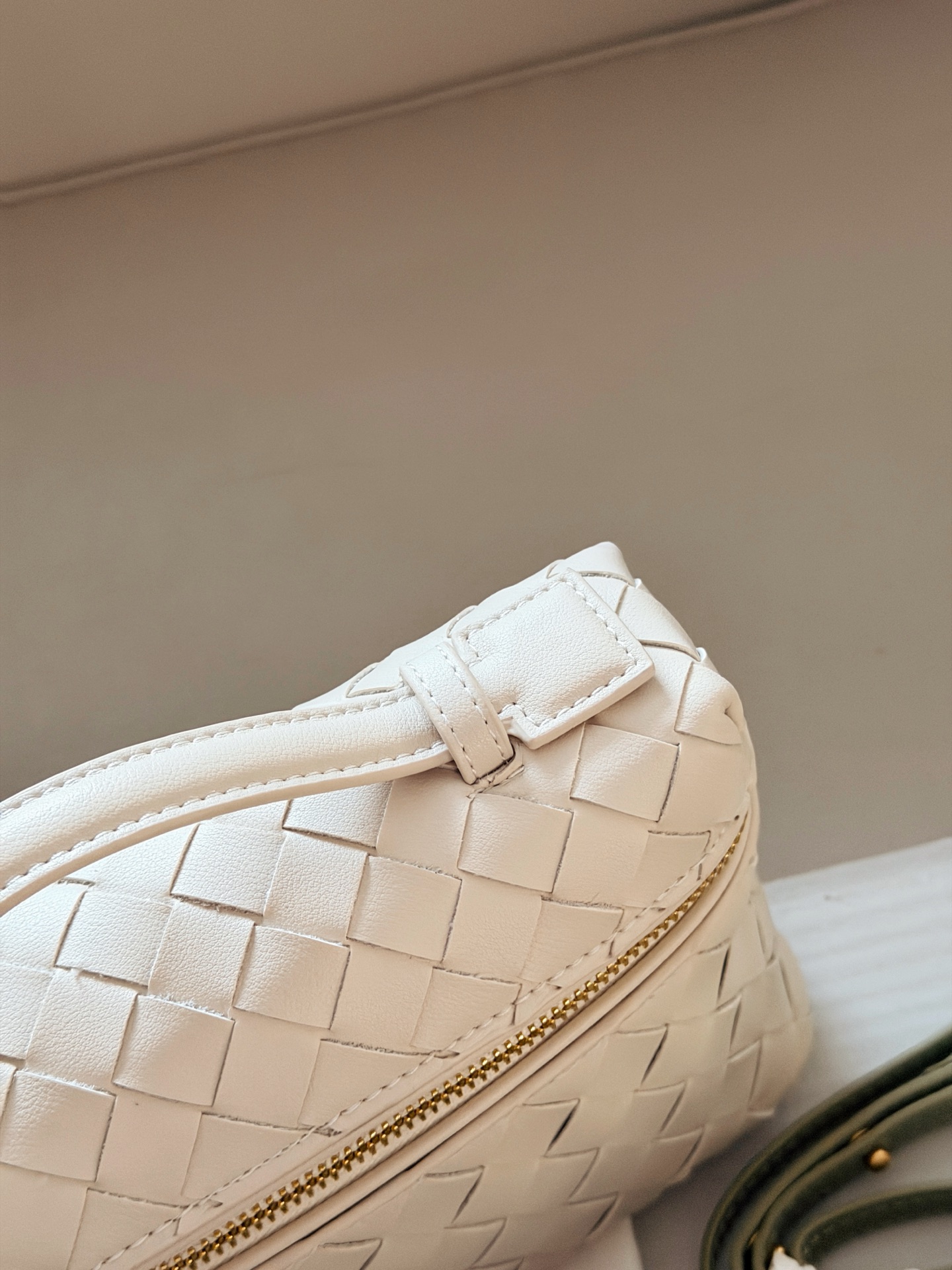 💰205 牛皮 配盒 size：23*13cm BV BangBang Vanity棒棒包， 任何人没有买到这只 包我会伤心的 造型独特精致，日常使用容量足够，可手提可斜挎，多种造型随意切换！