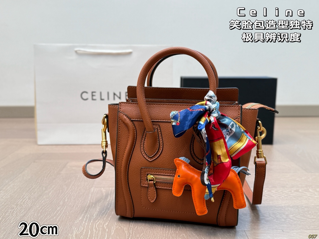&yen;190 作为造型独特、极具辨识度的包包， Celine赛琳&mdash;笑脸包 无疑凭借其囧脸造型赢得众多关注。 Celine凭借这款笑脸包冲出欧洲，一跃成为一时最火的品牌。尺寸小号20 20