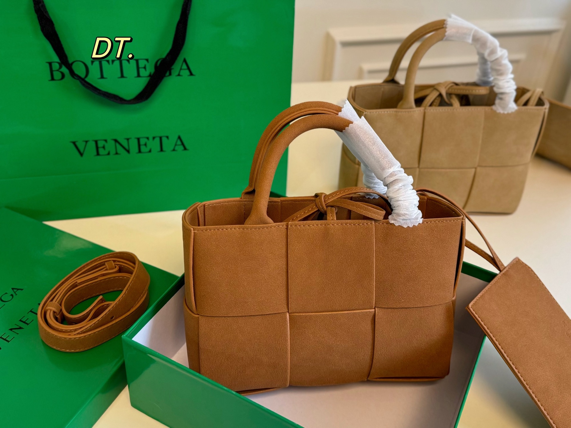 P150（配盒） size：24&times;17 BV cassettes新款麂皮绒托特包💕 简约别致，艺术感超强！ 时髦与休闲的完美碰撞💥 内置零钱袋，轻松舒适！ 低调又奢华的一款单品！