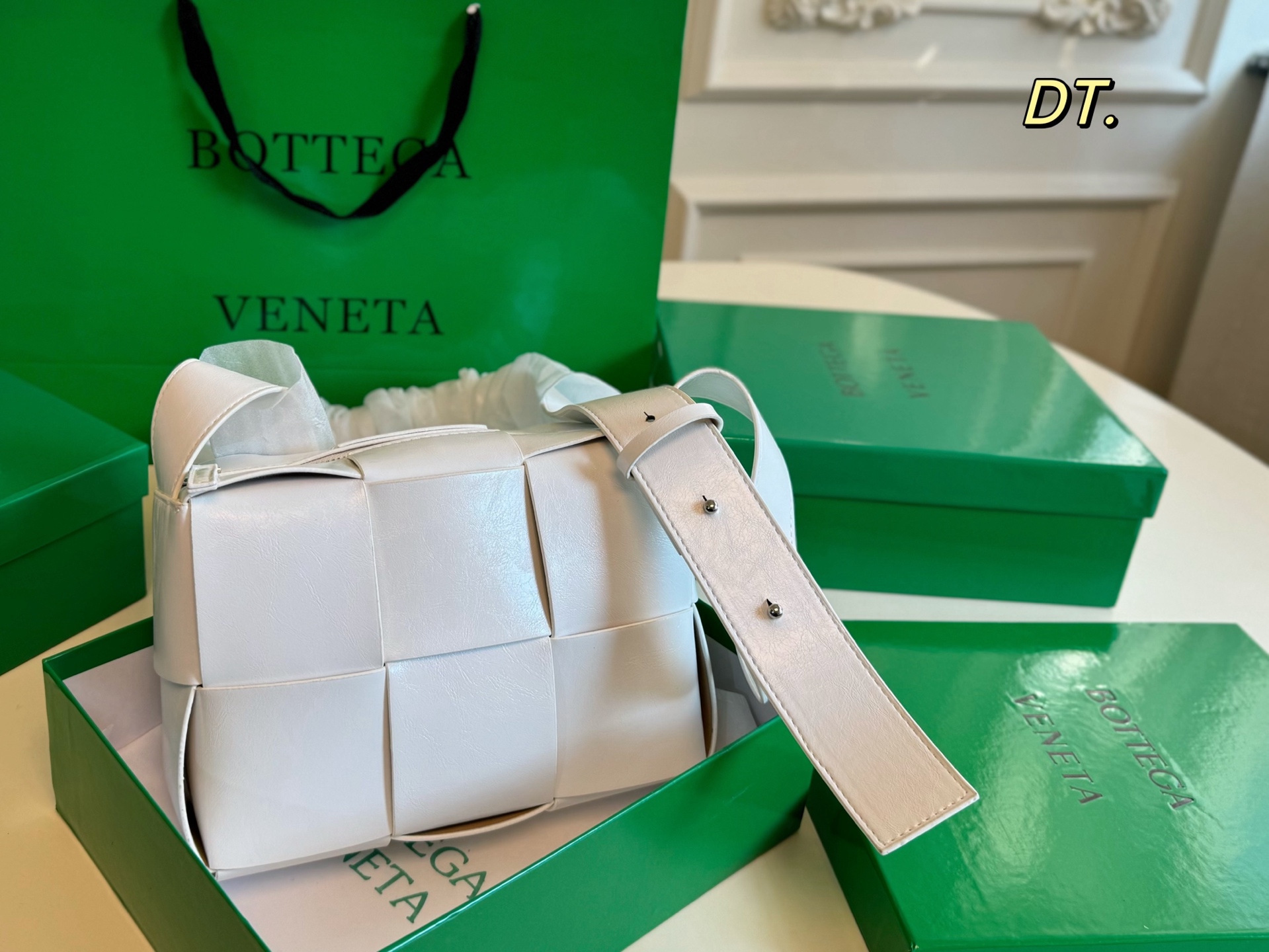 P140（配盒） size：22&times;15 BV cassettes新款编织豆腐斜挎包💕 简约别致，高级时髦不张扬！ 不管斜挎、单肩都是满满的造型感～ 实物皮质很软却饱满有型～ 男女都可轻松驾驭❗️