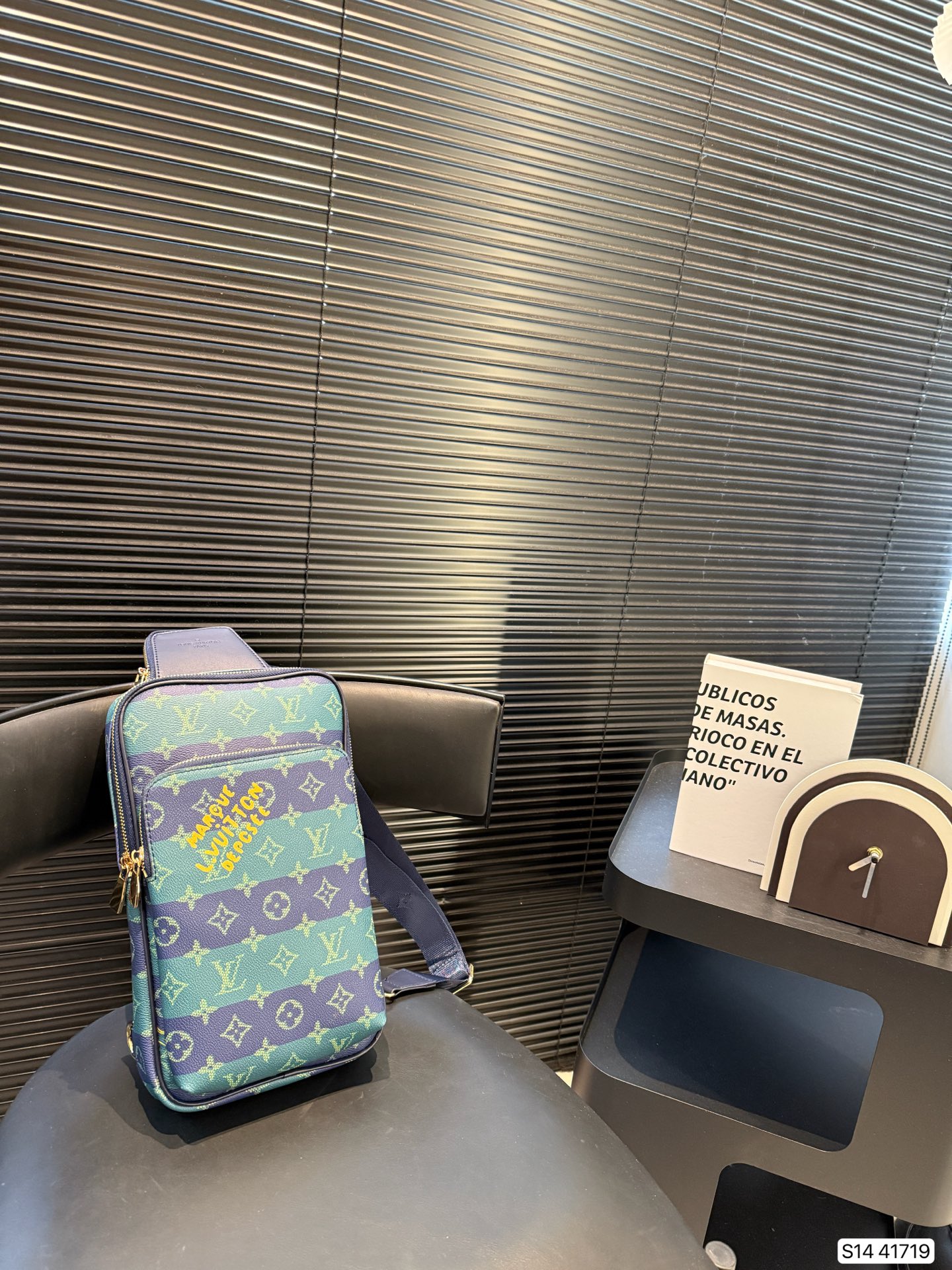 P120 新款男士胸包 Lv胸包，采用拉链，方便取用，无论您的氛围如何，您都可以毫不费力地携带这款时尚腰包。内部饰有简约而精心设计的内饰。这款胸包足以容纳所有小物品。可是永不过时的哦，而且无论怎么搭配都超有范！尺寸：18 30 货号41719