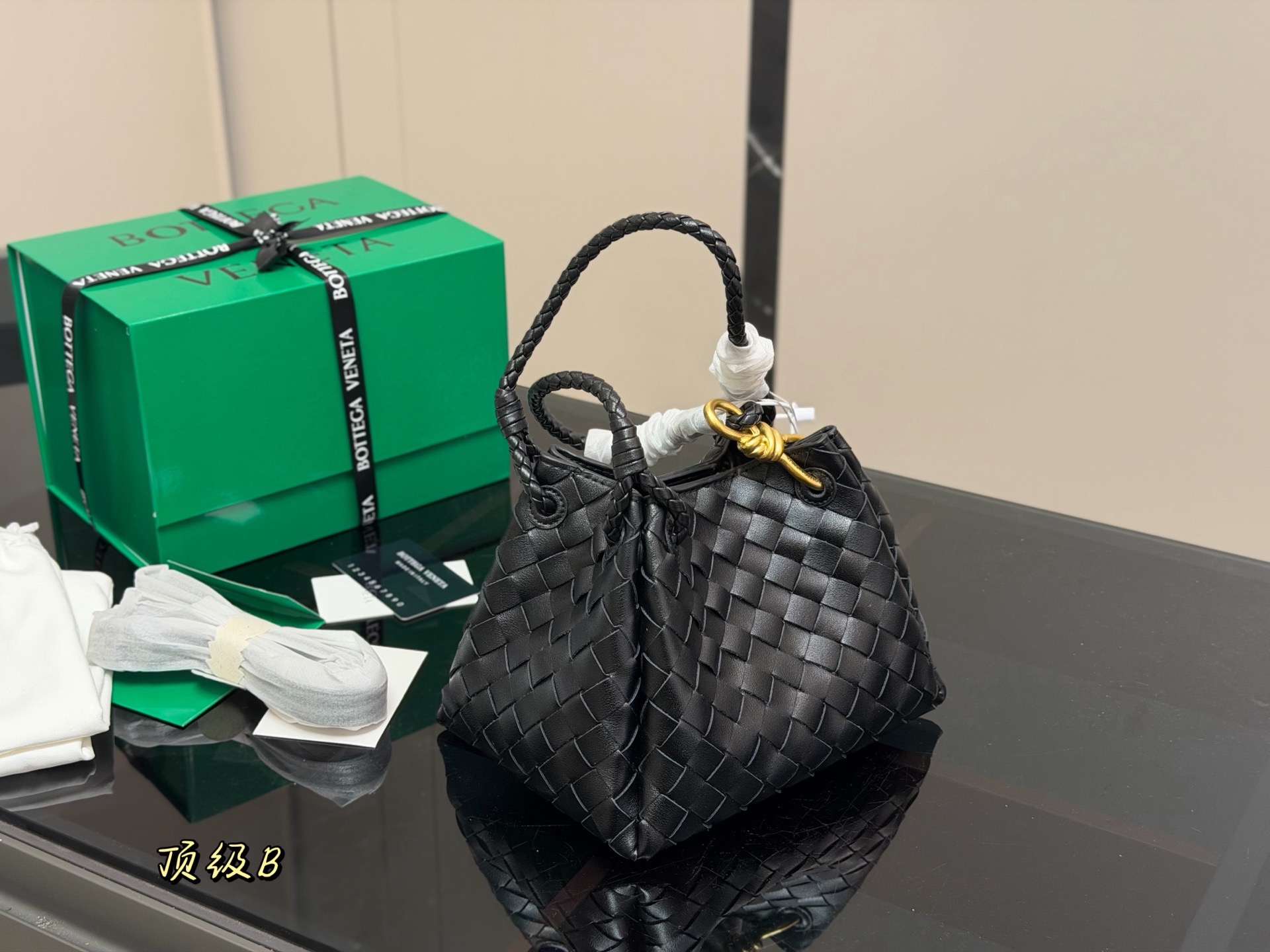 &yen;240 配盒（升级版） size：21*16cm bv 编织购物袋 它是这一季中性价比➕实用性最棒的一只包包！ 容量非常OK