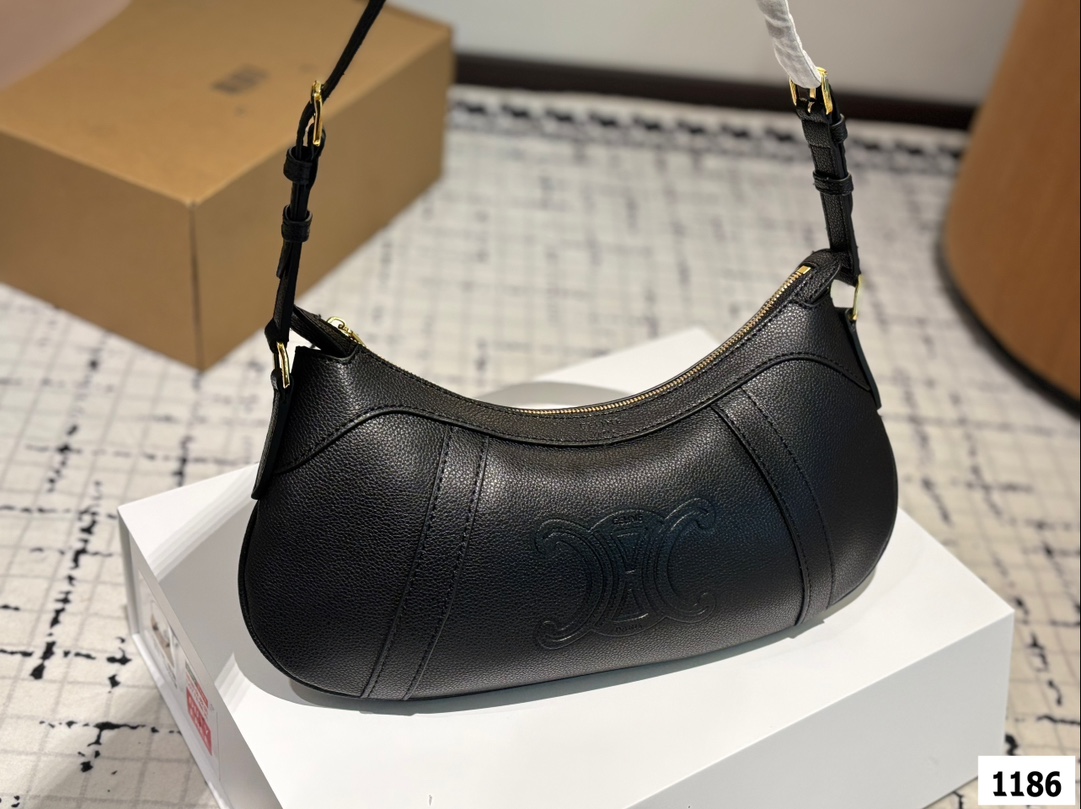 P160 配折叠盒子 赛琳CELINE Hobo腋下包 质感很高级 容量超级大也很耐用 日常出街背它回头率百分百 就是这种随性慵懒感 尺寸:34.16