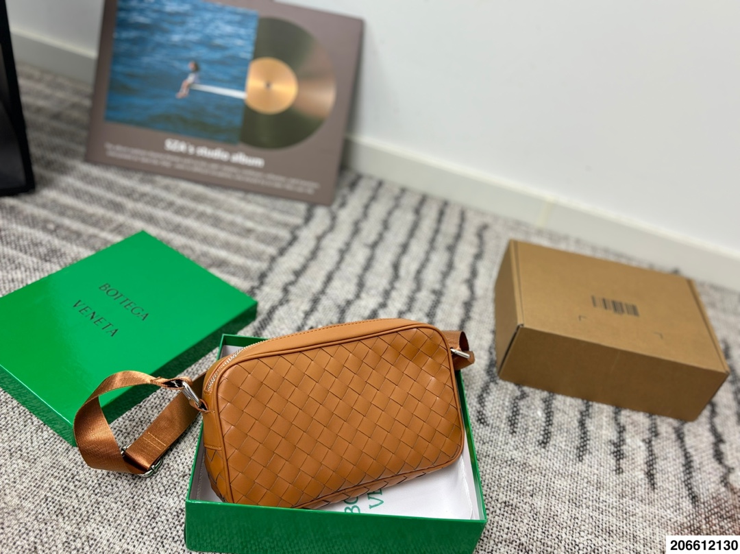 p130配盒 BV编织包斜挎包相机包 搭配休闲风的穿搭 舒适又有活力超级耐看 尺寸25.15