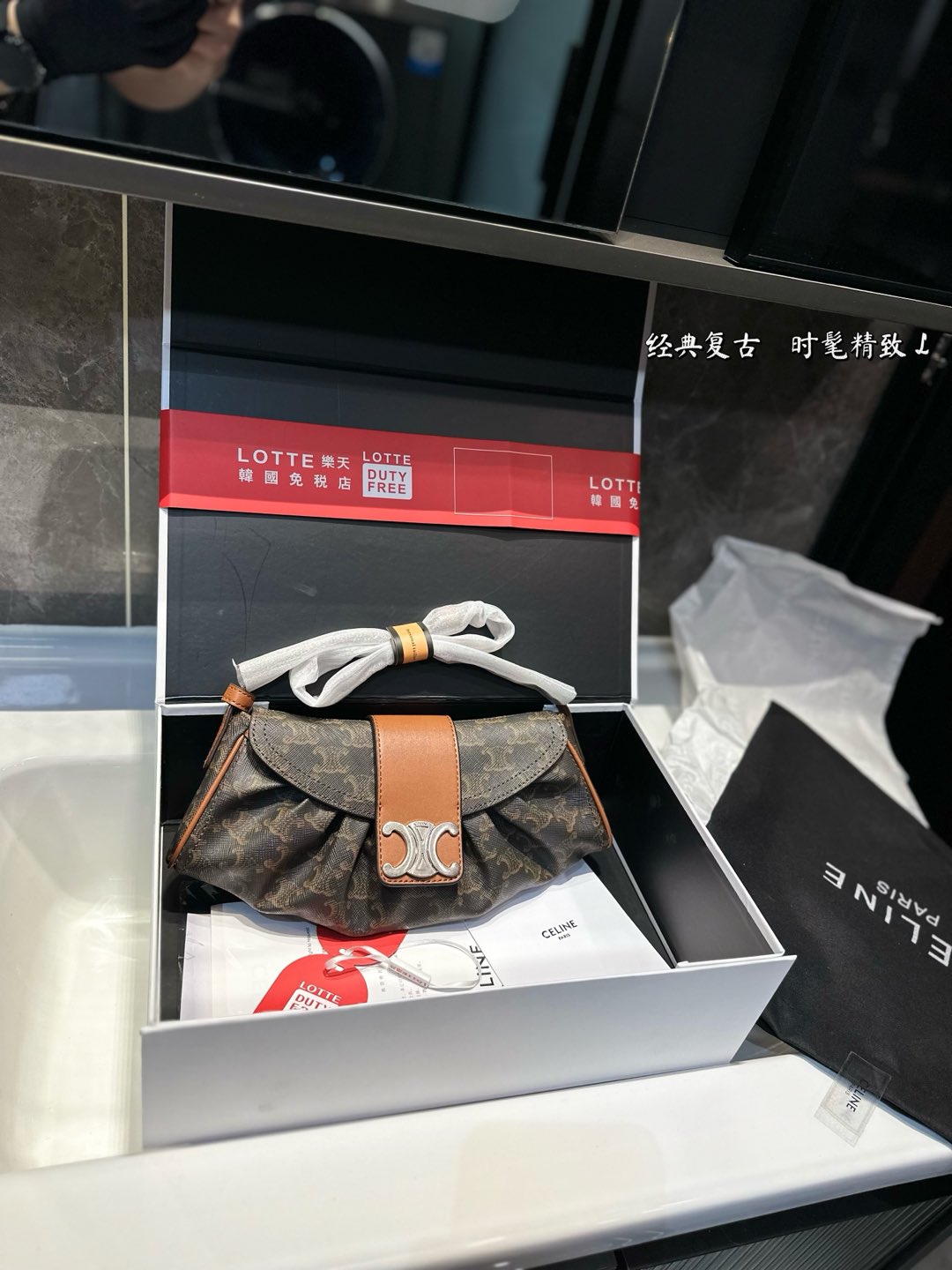 ❤️P145（礼盒包装）❤️ 赛琳 凯旋门腋下包 时髦拿捏住啦 不显老气好好搭啊 而旦貌美气质加成好高的呀~ 爱死了这份从容优雅⚠️尺寸27.11
