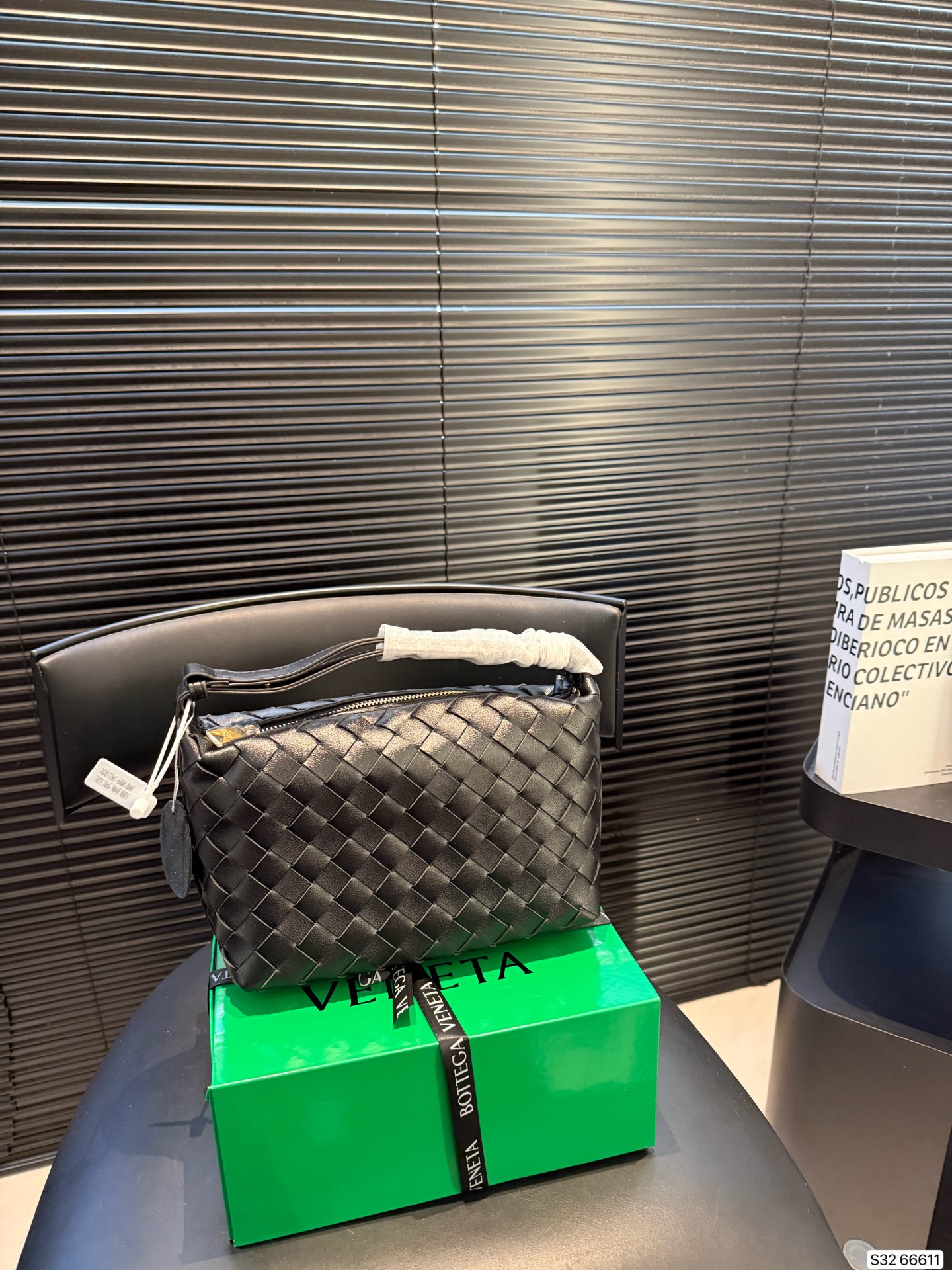 p210 配盒子 纯皮Bottega veneta 适合春夏秋冬的季节 Bv高级 简洁的线条，柔软的包身，并且相当实用，街头巷尾它的身影无处不在，也成为经典款IT bag之一 万众追，这款包一出就风靡全球 流行，如今粉丝群依然很强大，因为它实在太衬托气质了，包再多也要给自己留一个！尺寸21 14货号66611