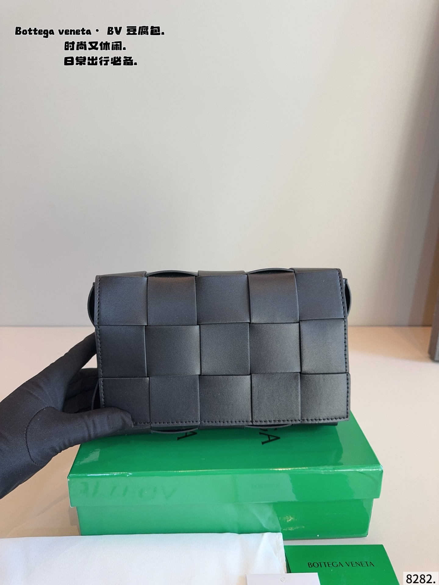 p150配礼盒🎁. 秋冬适配度一百昏！bv cas sette豆腐包斜挎 bv cas sette小羊皮卡带包枕头包斜挎包 天气一冷很喜欢软乎乎胖墩墩存在感很强的包包， 收起小废包，秋冬就是枕头包的主场！ 枕头包的代表包包&mdash;&mdash;bv cas sette尺寸：23*5*14cm