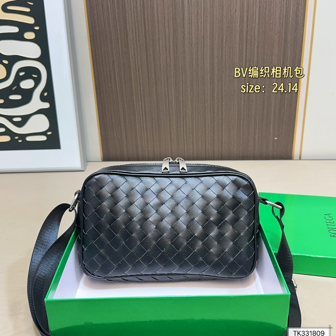 💰125（配盒） 尺寸24&times;14 BV 新款Veneta编织相机包斜挎包 简约别致，高级时髦不张扬！ 不管斜挎、单肩都是满满的造型感～ 实物皮质很软却饱满有型～ 简约大气，超级有范 男女同款