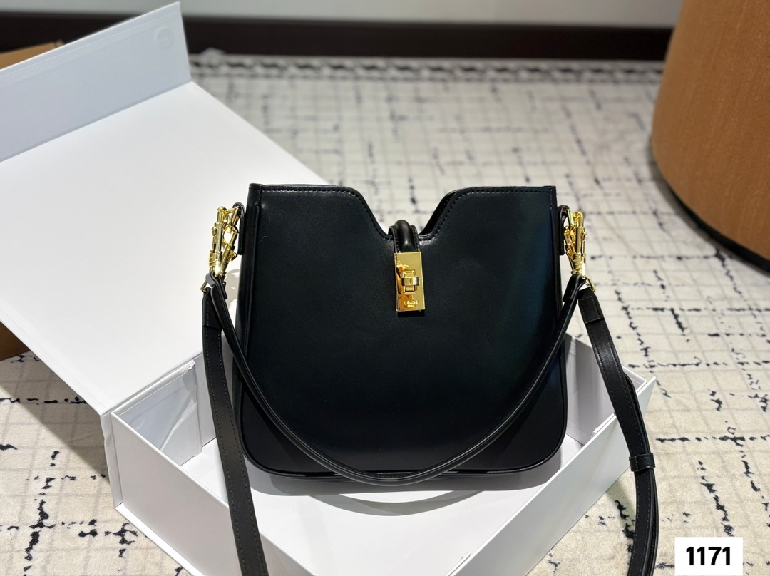 P145 配折叠盒子 Celine 赛琳水桶包 一直很喜欢小牛皮的包 经久耐看 有着高颜值的复古文艺气息🌱 尺寸：25 21.5