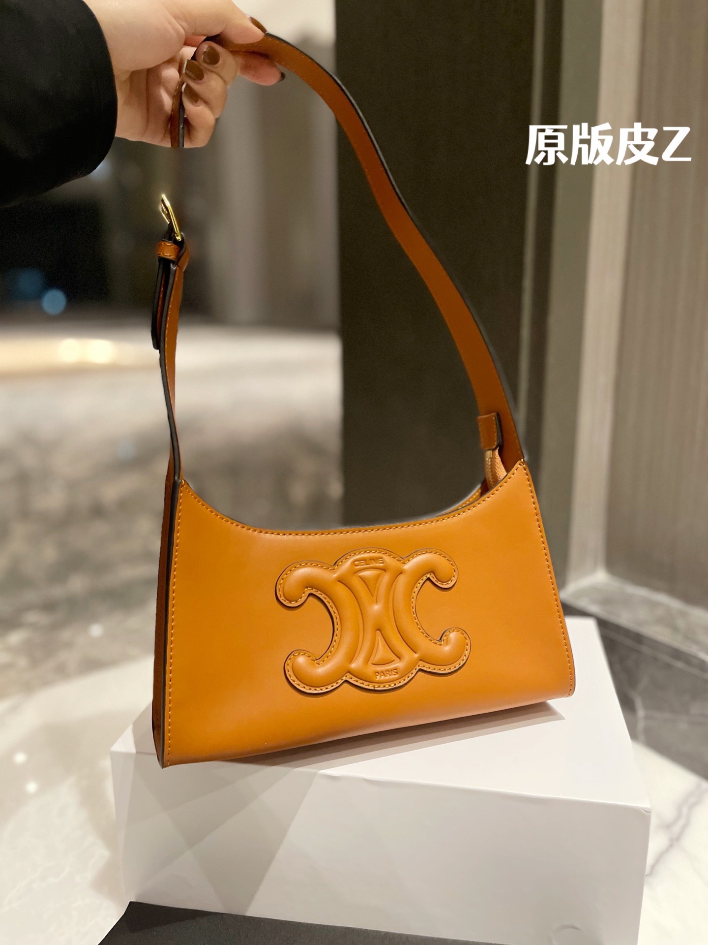 原版头层皮 P165 ｜Celine 牛皮 腋下包 box皮 CELINE|2022王炸凯旋门腋下包 CELINE2022的王炸包包-凯旋门腋下包,太适合夏天 了,掐指一算又是这一季的断货爆款!一身黑色系搭配这 个黑金凯旋门也毫不逊色,抛光小牛皮的光泽感,会有 Bling Bling的反光点 ◆太喜欢 CELINE这一季的单品了,简直 就是贝拉本拉!这个小包包真的是可盐可甜!暗黑风,辣 妹风的小姐姐也可尝试 夏天穿一个Zaa小背心配上这个包包出门!就很无敌尺寸21 11cm 配折叠礼盒