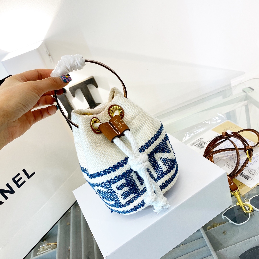 p155折叠礼盒包装🎁 Celine赛琳 新款水桶,复古编织水桶包 潮人们背的最多的包包大概就是这款 单肩、斜跨都不是问题,有种慵慵懒懒的街头风J-108尺寸 15.15.18