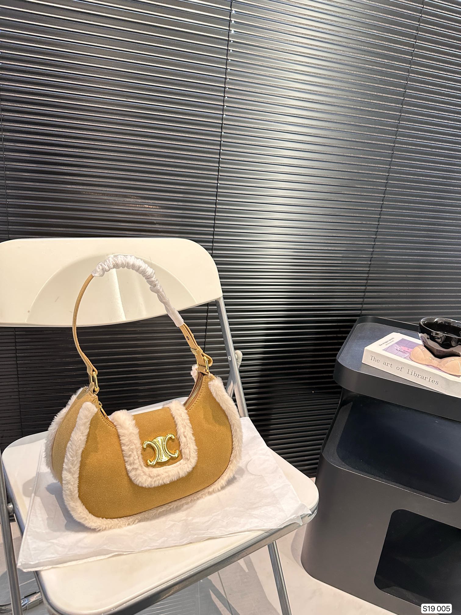 P145 赛琳秋冬限定|毛茸茸的celine腋下包 celine这次的新品我很满意这只毛茸茸的托特真的很可爱，在秋叶飘零的时候背上有多应景了秋冬氛围感直接拿捏！尺寸：26 14 货号005