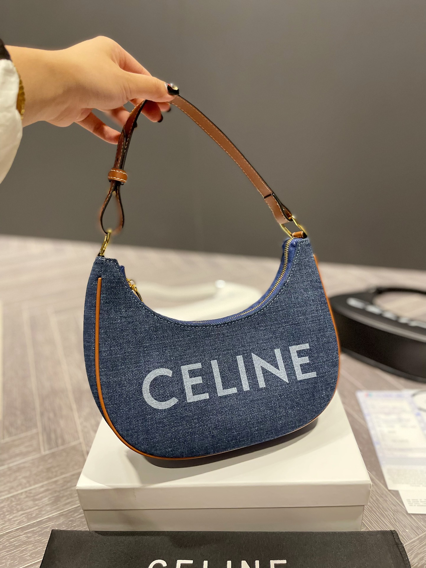 P110 Celine新款腋下包百搭休闲爱惨了~ CELINE这几天入的Celine包包们，不得不说这款白色腋下包也太好看了吧~简简单单的白色配logo字母真的非常任意门和什么衣服都好配不管深色还是淡色秋冬还是春夏搭配起来都是毫无违和感的 除了好搭配容量也是非常大之前用过老花腋下的宝宝应该.都知道钱包手机都是妥妥塞的下还松动有余动25 13cm