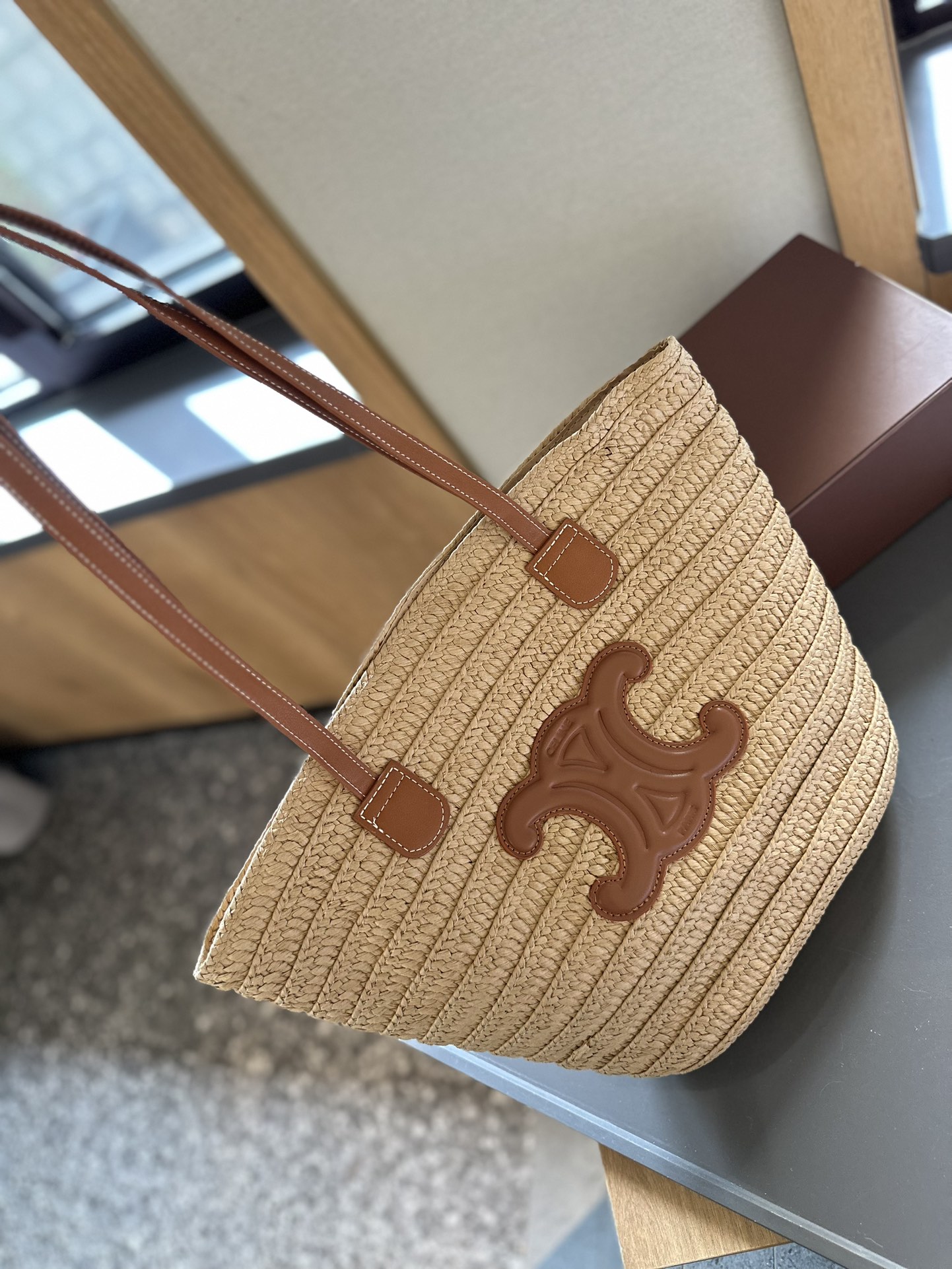 p110 Celine菜篮子草编包度假拍照太应景自思琳 Celine celine草编包菜篮子2020草编包天生就是绝配这款包采用摩洛哥特有的拉菲亚树纤维纯手工编织打造 手挽跟logo是自然色小牛皮干净利落大方 度假 背上它太适合不过了 尺寸 22cm