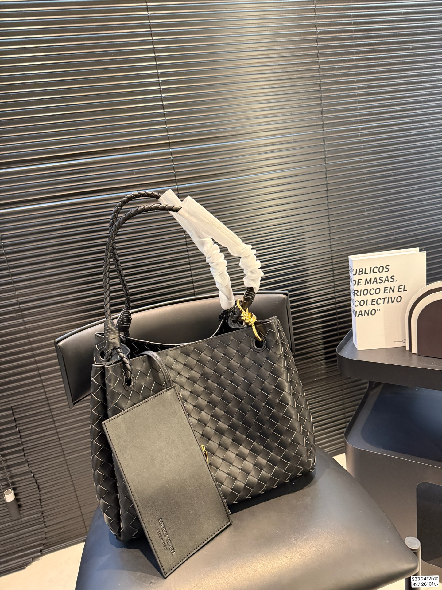 大号P215 小号P185 BV的降落伞Parachute，编织的工艺自然且优美，皮质交叉编织出的纹路和背带处的金属编织设计，既原始又摩登，轻松拿捏美拉德穿搭的帅气🤏 尺寸大32 28 小21 16 货号大24125 小26101