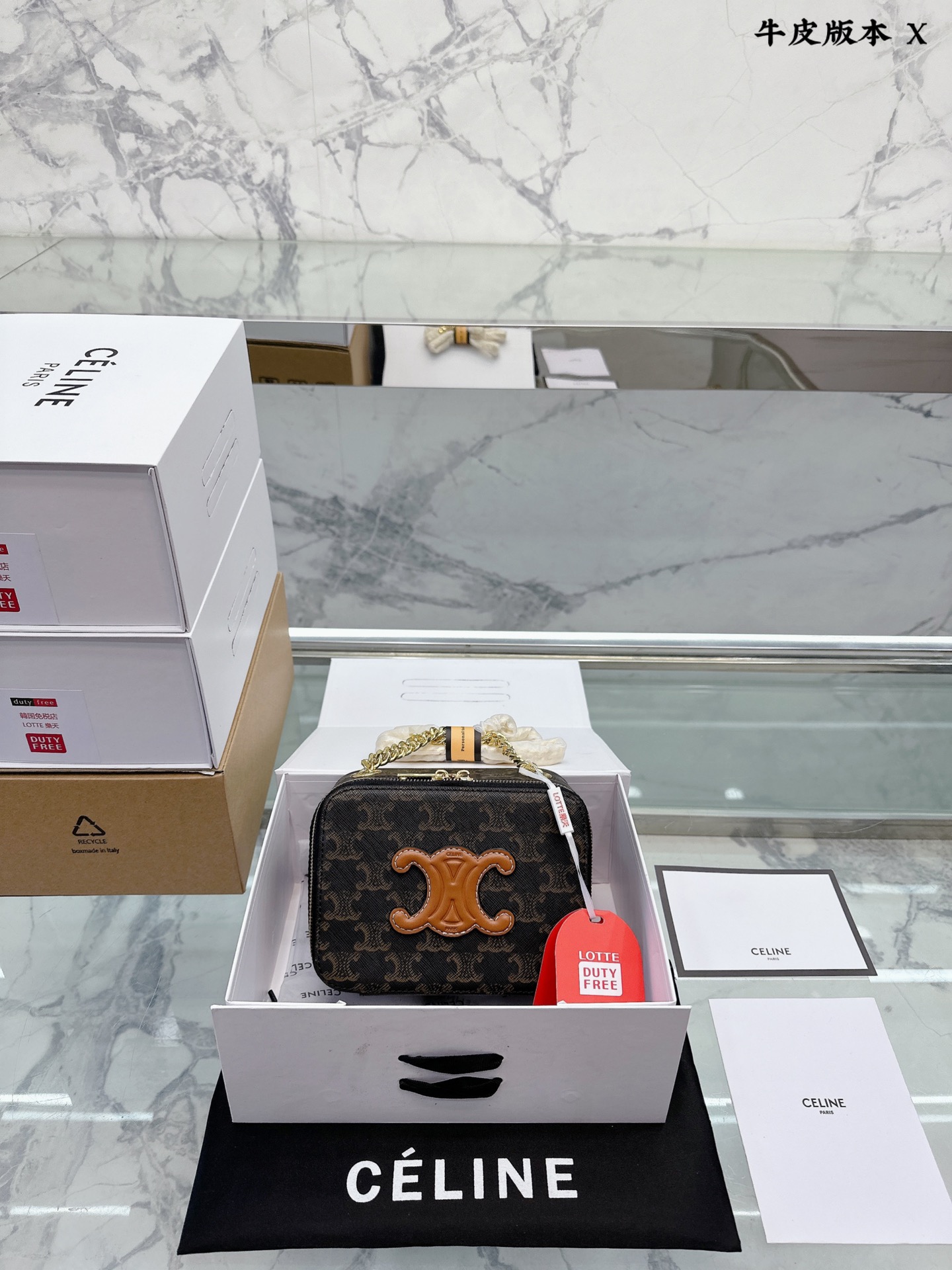 牛皮版本 p120 Celine新款Box 小方包 CELINE这几天入的Celine包包们，不得不说这款腋下包也太好看了吧~什么衣服都好配不管深色还是淡色秋冬还是春夏搭配起来都是毫无违和感的 除了好搭配容量也是非常大之前用过老花腋下的宝宝应该.都知道钱包手机都是妥妥塞的下还松动有余动17 13cm