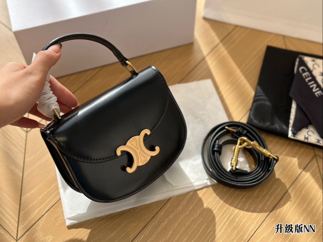 &yen;180配盒 LISA同款可爱手提小包一枚！ CELINE BESACE TRIOMPHE太太太太可爱啦！可盐可甜！虽然放不下手机但是可以装下你的其他东西鸭！尺寸15*12