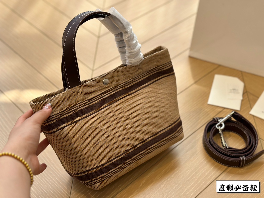 &yen;220 Celine新款编织托特包 Celine新款编织包是一款设计简洁而又不失时尚感的托特包。其最显著的特点在于采用了棕色粗细不均条纹的帆布材质，这种设计不仅赋予了包包独特的视觉冲击力，也展现了Celine品牌一贯的优雅与精致。在包的正面醒目地印有大写的&ldquo;CELINE&rdquo;字样，既凸显了品牌的身份，也提升了包包的整体美感。20*17