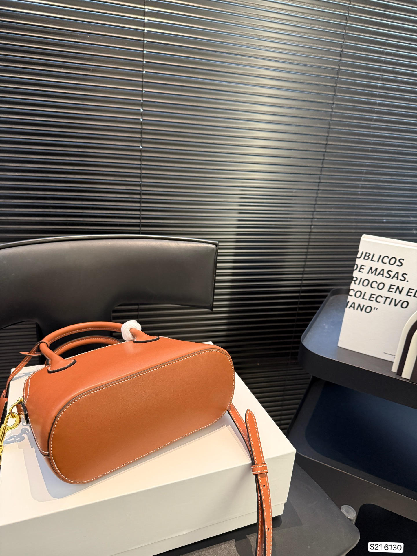 P155 配折叠盒子 赛琳贝壳 CELINE| 限定特别款来袭 全新的包型 可手提也可以斜挎肩背 是本季的老花限定特定款哦！！ 超有气质的一款～ 尺寸：21.5 18 货号6130