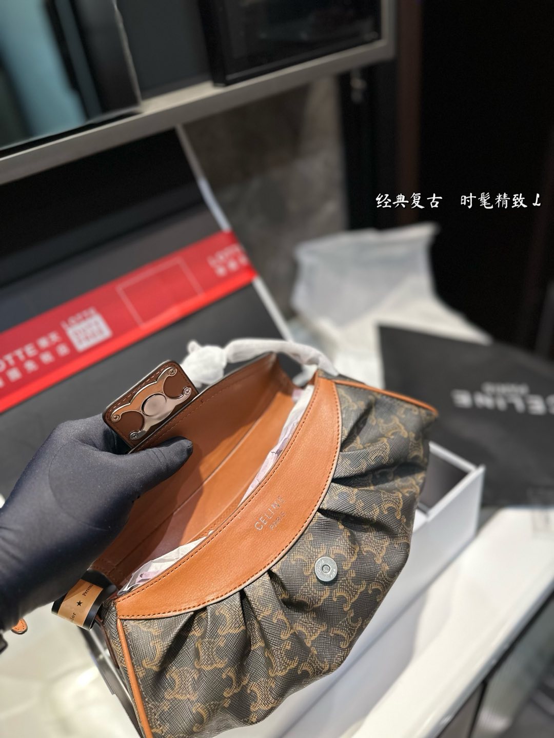 ❤️P145（礼盒包装）❤️ 赛琳 凯旋门腋下包 时髦拿捏住啦 不显老气好好搭啊 而旦貌美气质加成好高的呀~ 爱死了这份从容优雅⚠️尺寸27.11