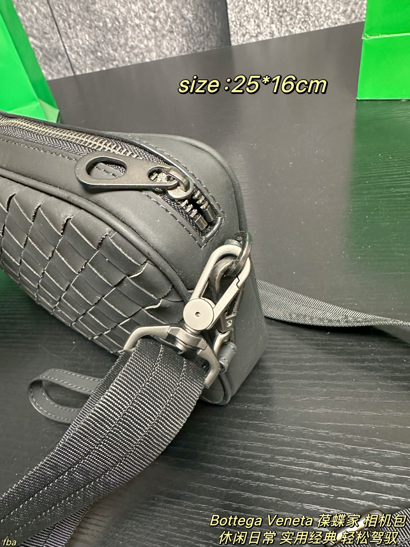 P135配盒 Bottega Veneta 葆蝶家 相机包 方正的相机包造型，配有前置拉链小袋与主仓拉链开合，内部含拉链暗袋/帆布隔层，可容纳手机、钱包、平板等日常小物；搭配可调节尼龙肩带，支持单肩、斜挎两种背法。整体简约无明显logo，黑色编织纹理低调奢华，适配商务、休闲、日常出行等多种场景，是BV男士包袋中兼具实用性与品牌辨识度的经典款 尺寸：25*16cm