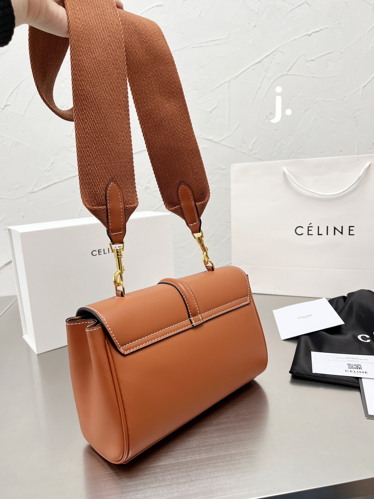 p165 Celine ｜soft 16-小号 CELINE斜挎和单肩都很好看有腔调！搭配任何衣服都非常百搭，四季可用，让你可甜可盐，今年的Celine 风潮风靡全世界，拥有这只一定让你成为全场最有话题的时髦精 尺寸 24 14 配折叠盒