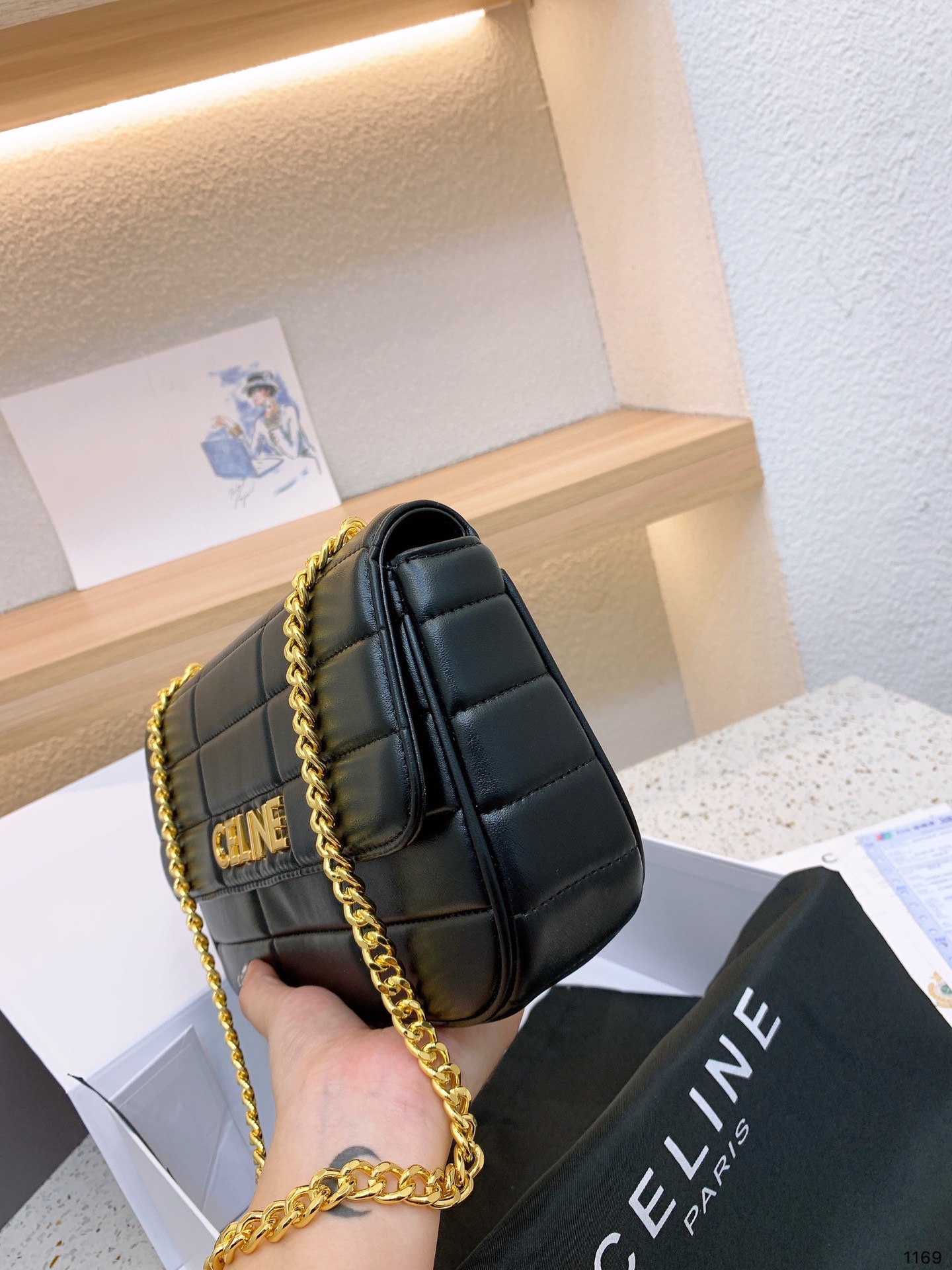 P140 Celine新款腋下包百搭休闲爱惨了~ CELINE这几天入的Celine包包们，不得不说这款白色腋下包也太好看了吧~简简单单的白色配logo字母真的非常任意门和什么衣服都好配不管深色还是淡色秋冬还是春夏搭配起来都是毫无违和感的 除了好搭配容量也是非常大之前用过老花腋下的宝宝应该.都知道钱包手机都是妥妥塞的下还松动有余动27 16cm 配礼盒