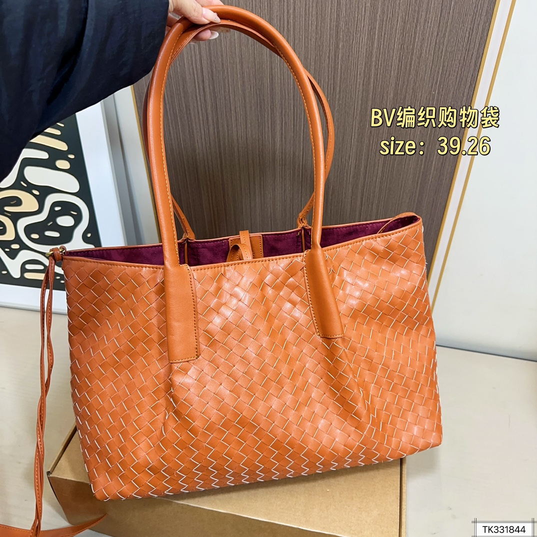 💰160 BV编织购物袋 bv 编织购物袋它是这一季中性价比+实用性最棒的一只包包！内置小包！容量非常 尺寸39.26