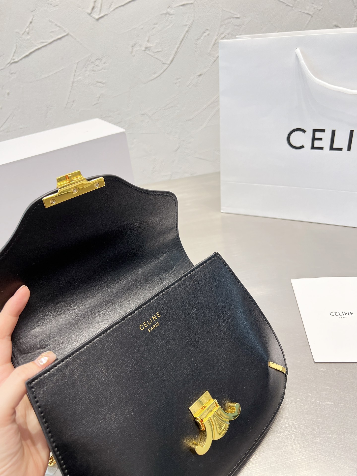 &yen;150折叠盒 Celine22夏季新品！又又又是凯旋门链条包！ 正式地为大家介绍它的名字：凯旋门Besace 链条包（或者腋下包）！新成员真的太美了！还是一如既往地采用亮泽小牛皮配以经典凯旋门logo和热度超高的金属链条黑金真的是永远的好搭档！百搭时尚就不再重复了包体没有什么厚度 但是非常有深度！除了手机钱包钥匙外再放气垫粉饼湿巾都没问题哦！24*18cm