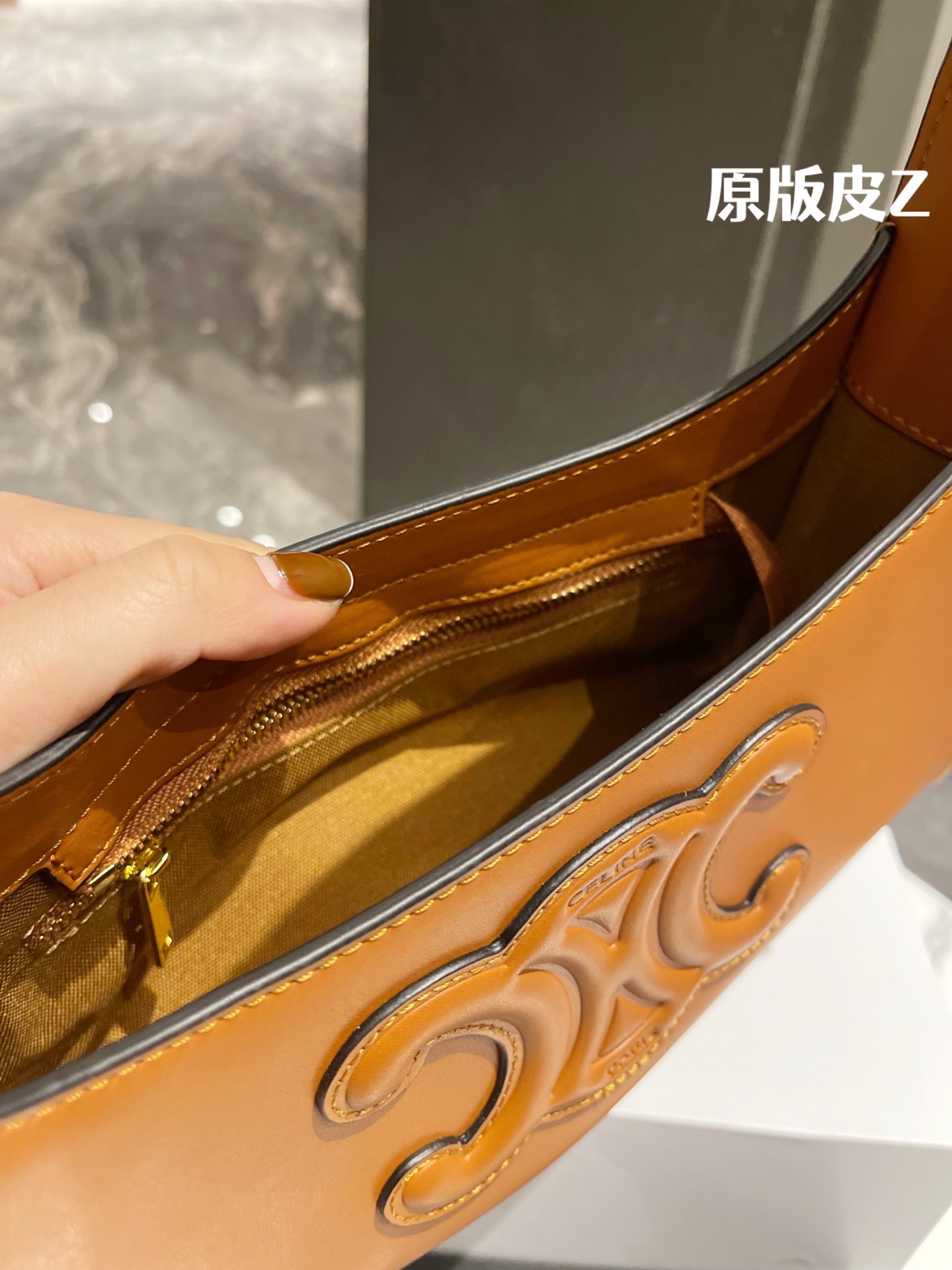 原版头层皮 P165 ｜Celine 牛皮 腋下包 box皮 CELINE|2022王炸凯旋门腋下包 CELINE2022的王炸包包-凯旋门腋下包,太适合夏天 了,掐指一算又是这一季的断货爆款!一身黑色系搭配这 个黑金凯旋门也毫不逊色,抛光小牛皮的光泽感,会有 Bling Bling的反光点 ◆太喜欢 CELINE这一季的单品了,简直 就是贝拉本拉!这个小包包真的是可盐可甜!暗黑风,辣 妹风的小姐姐也可尝试 夏天穿一个Zaa小背心配上这个包包出门!就很无敌尺寸21 11cm 配折叠礼盒