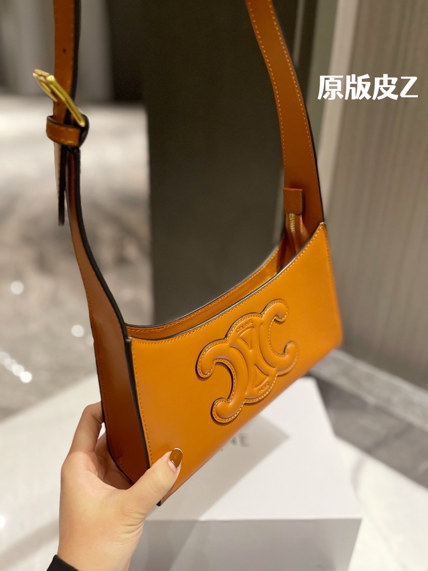 原版头层皮 P165 ｜Celine 牛皮 腋下包 box皮 CELINE|2022王炸凯旋门腋下包 CELINE2022的王炸包包-凯旋门腋下包,太适合夏天 了,掐指一算又是这一季的断货爆款!一身黑色系搭配这 个黑金凯旋门也毫不逊色,抛光小牛皮的光泽感,会有 Bling Bling的反光点 ◆太喜欢 CELINE这一季的单品了,简直 就是贝拉本拉!这个小包包真的是可盐可甜!暗黑风,辣 妹风的小姐姐也可尝试 夏天穿一个Zaa小背心配上这个包包出门!就很无敌尺寸21 11cm 配折叠礼盒