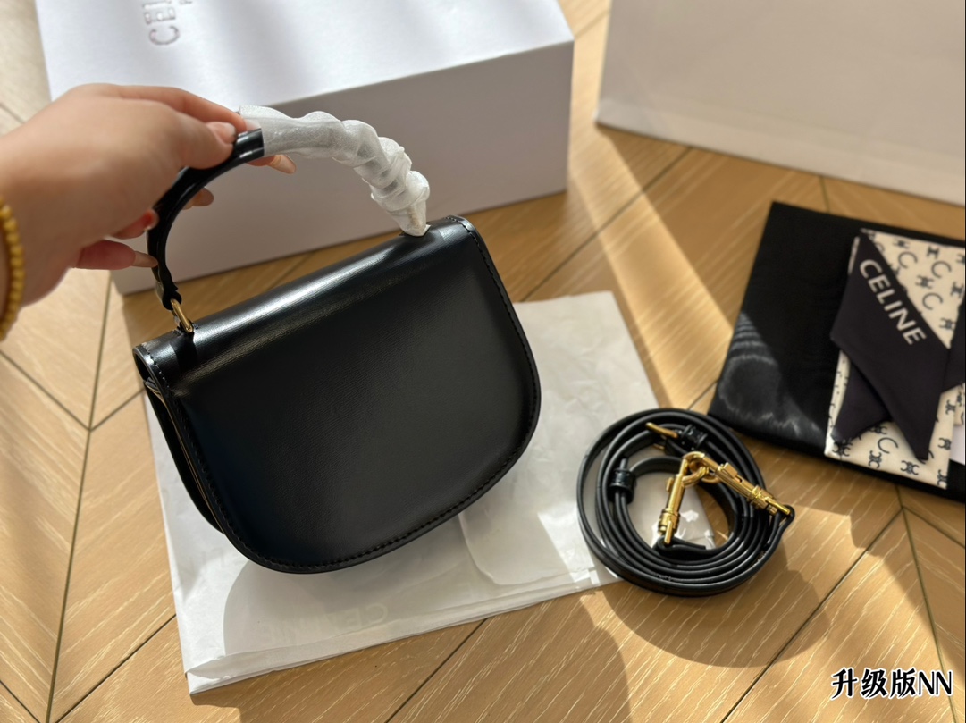 &yen;180配盒 LISA同款可爱手提小包一枚！ CELINE BESACE TRIOMPHE太太太太可爱啦！可盐可甜！虽然放不下手机但是可以装下你的其他东西鸭！尺寸15*12