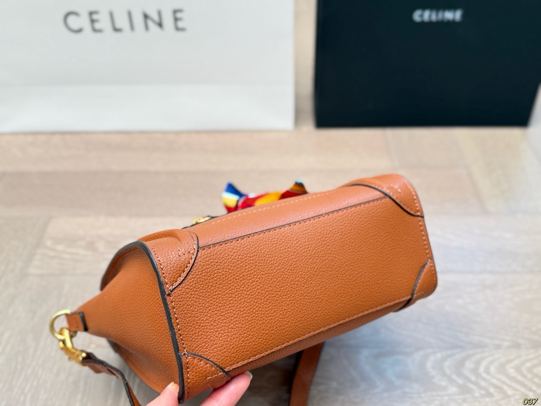 &yen;190 作为造型独特、极具辨识度的包包， Celine赛琳&mdash;笑脸包 无疑凭借其囧脸造型赢得众多关注。 Celine凭借这款笑脸包冲出欧洲，一跃成为一时最火的品牌。尺寸小号20 20