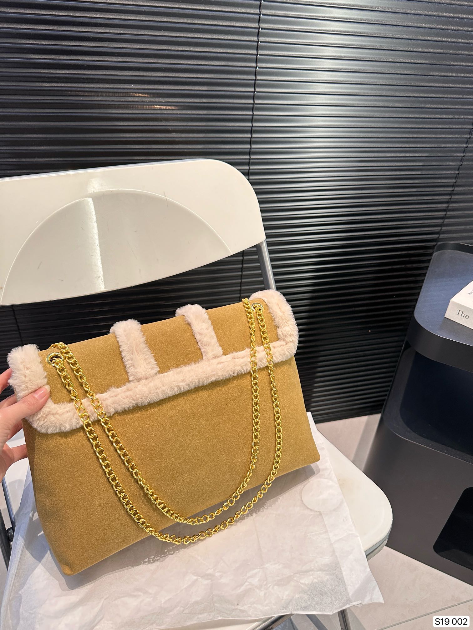 P145 赛琳秋冬限定|毛茸茸的celine链条包 celine这次的新品我很满意这只毛茸茸的托特真的很可爱，在秋叶飘零的时候背上有多应景了秋冬氛围感直接拿捏！尺寸：32 23 货号002