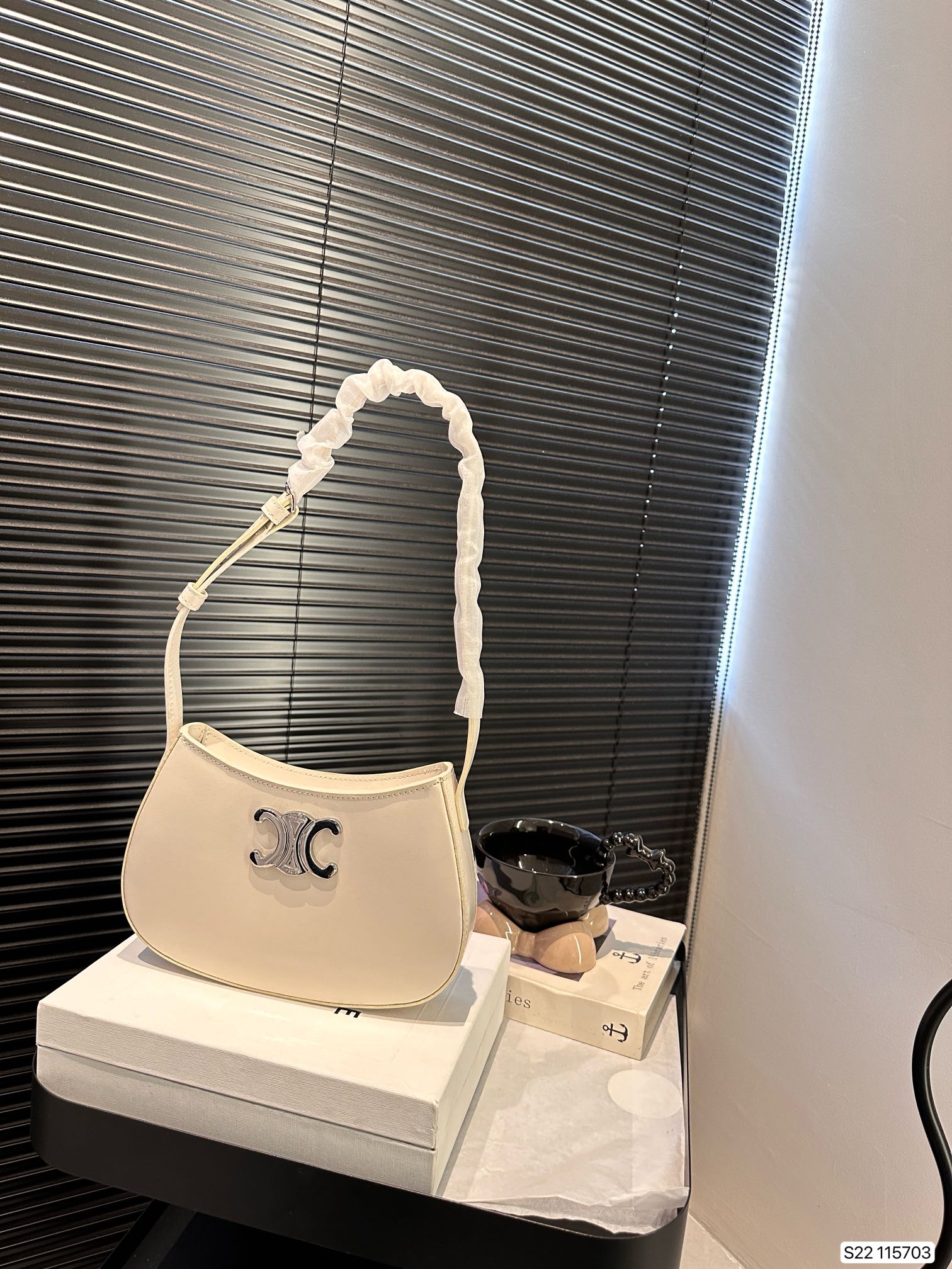 P160 配盒子 赛琳腋下包 腋下包中的小可爱 它的出镜率会很高滴 高级感超强!尺寸:22 13 货号115703