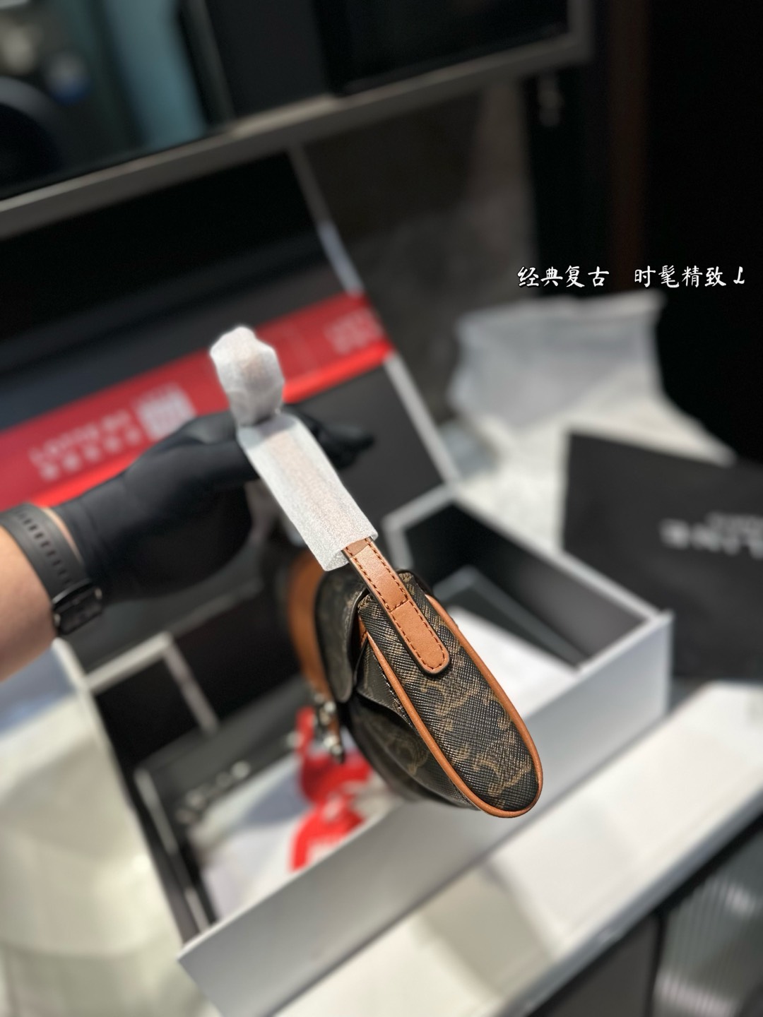 ❤️P145（礼盒包装）❤️ 赛琳 凯旋门腋下包 时髦拿捏住啦 不显老气好好搭啊 而旦貌美气质加成好高的呀~ 爱死了这份从容优雅⚠️尺寸27.11