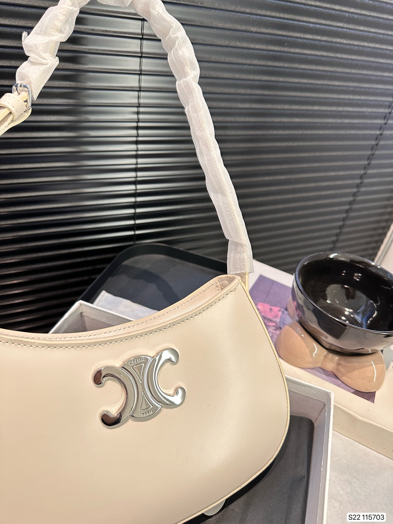 P160 配盒子 赛琳腋下包 腋下包中的小可爱 它的出镜率会很高滴 高级感超强!尺寸:22 13 货号115703