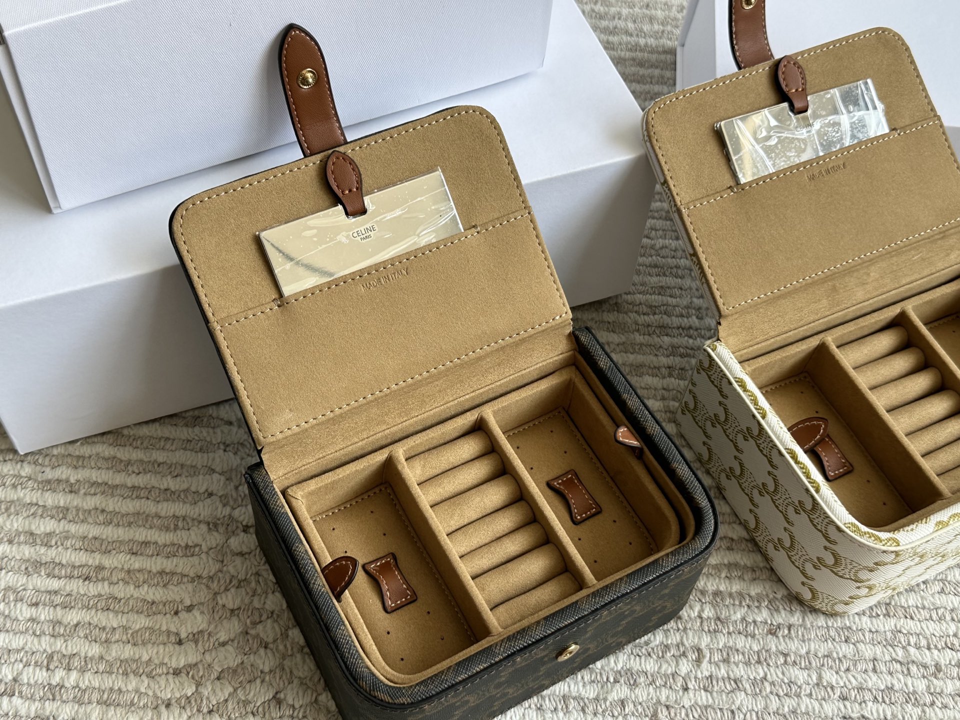 💰 330 配盒 celine的实用单品!老花首饰盒 收纳能力超级强戒指耳钉 手镯项链都有可以放的区域首饰很多也能一目了然的找到想带的款 材质我也很喜欢不是很容易积灰外面随便擦 尺寸 16 12cm