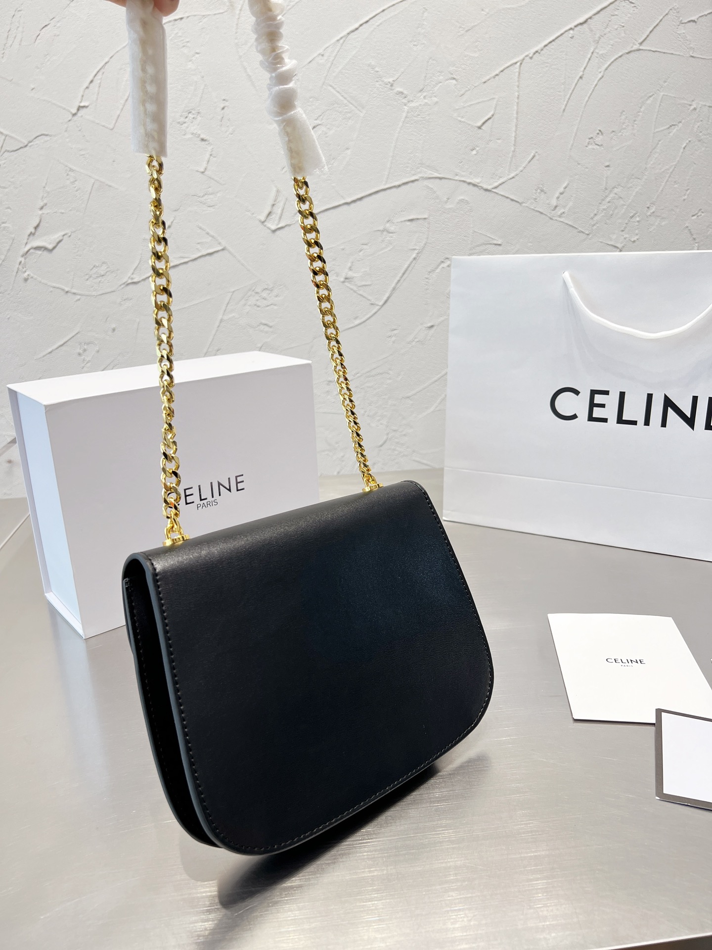 &yen;150折叠盒 Celine22夏季新品！又又又是凯旋门链条包！ 正式地为大家介绍它的名字：凯旋门Besace 链条包（或者腋下包）！新成员真的太美了！还是一如既往地采用亮泽小牛皮配以经典凯旋门logo和热度超高的金属链条黑金真的是永远的好搭档！百搭时尚就不再重复了包体没有什么厚度 但是非常有深度！除了手机钱包钥匙外再放气垫粉饼湿巾都没问题哦！24*18cm