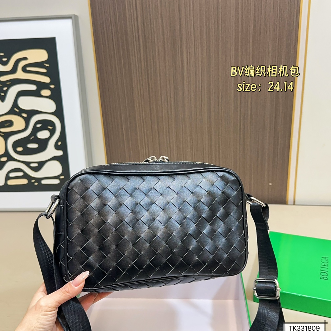 💰125（配盒） 尺寸24&times;14 BV 新款Veneta编织相机包斜挎包 简约别致，高级时髦不张扬！ 不管斜挎、单肩都是满满的造型感～ 实物皮质很软却饱满有型～ 简约大气，超级有范 男女同款