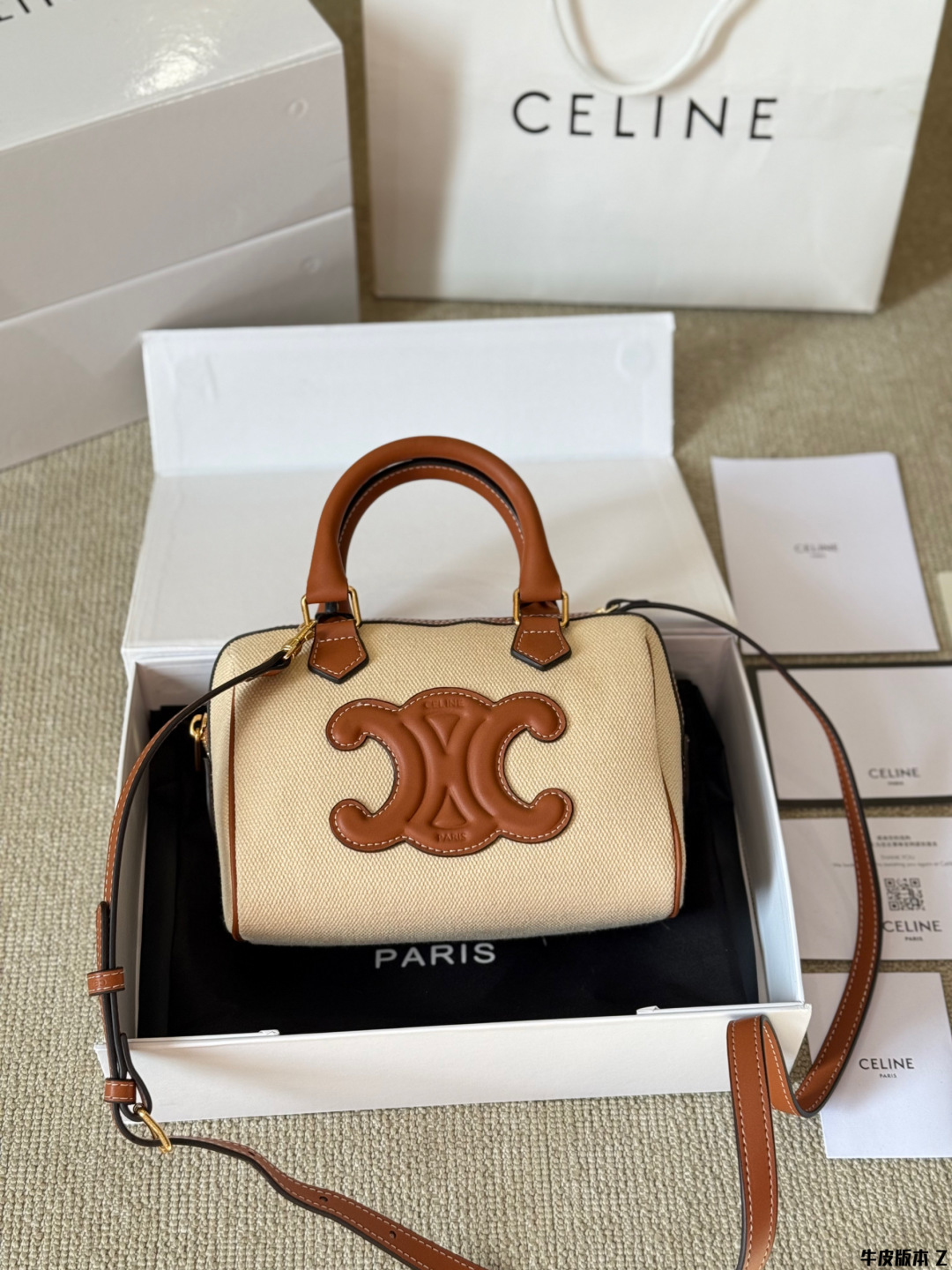 牛皮版本 p170 Celine 枕头包 很喜欢Lisa近期机场照总是背着的波士顿包 高颜值 有着原设计本身经典的味道高颜值的复古文艺气息 简洁利落的包身线条，复古印花图案真的很Old school, 不经意的高级，心尖尖喜欢的款秒get 尺寸20 14 配盒