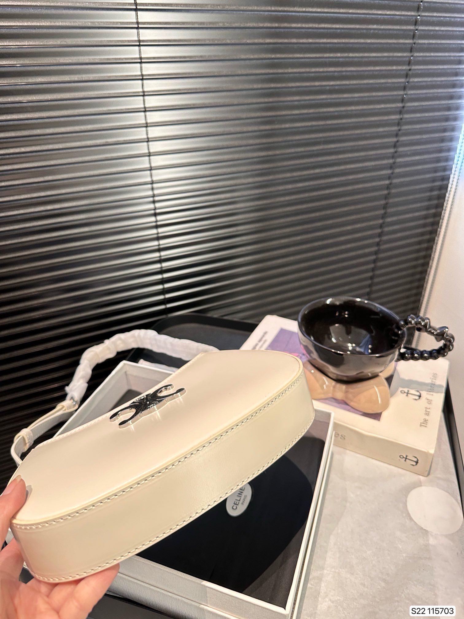 P160 配盒子 赛琳腋下包 腋下包中的小可爱 它的出镜率会很高滴 高级感超强!尺寸:22 13 货号115703