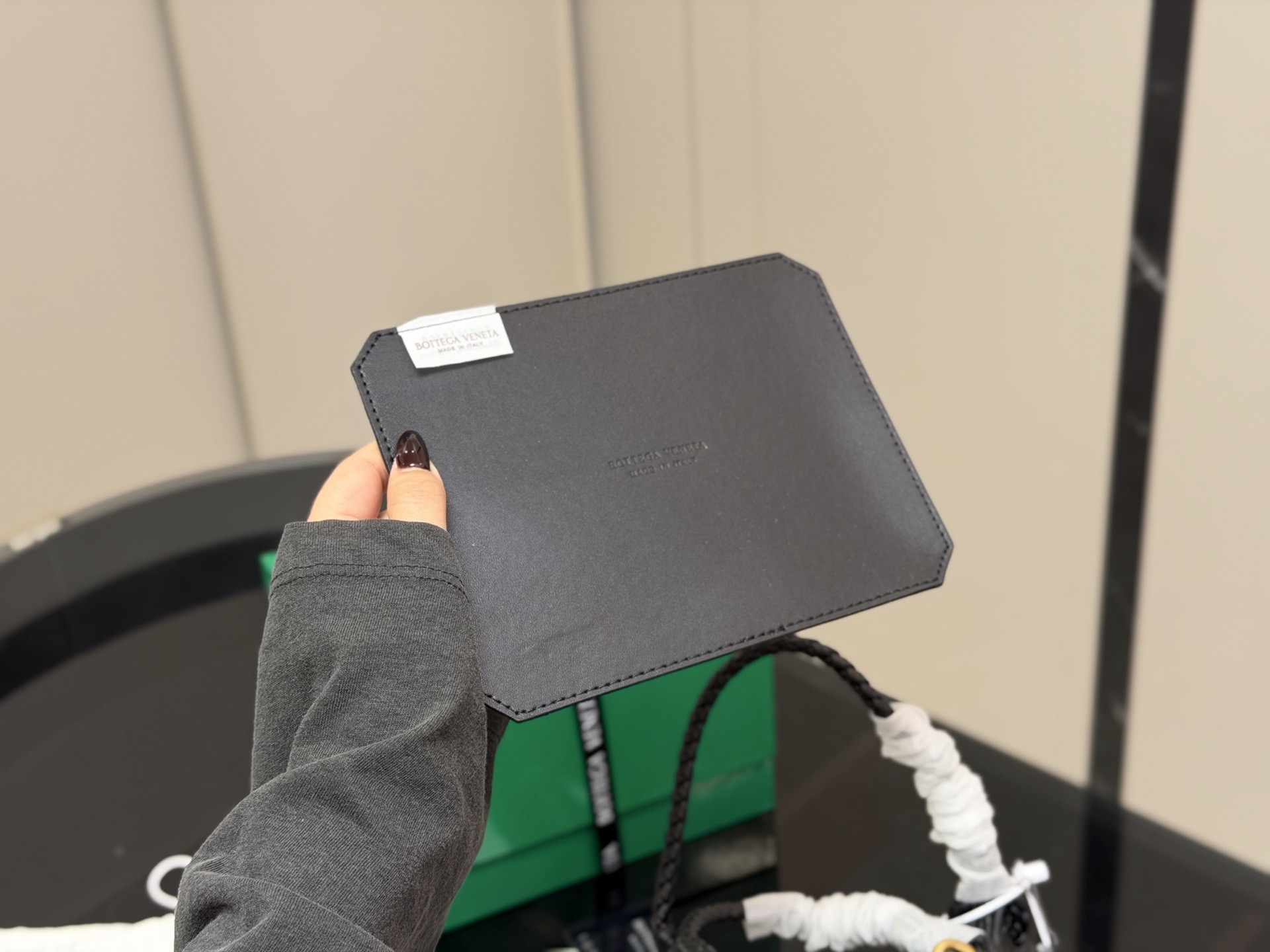 &yen;240 配盒（升级版） size：21*16cm bv 编织购物袋 它是这一季中性价比➕实用性最棒的一只包包！ 容量非常OK