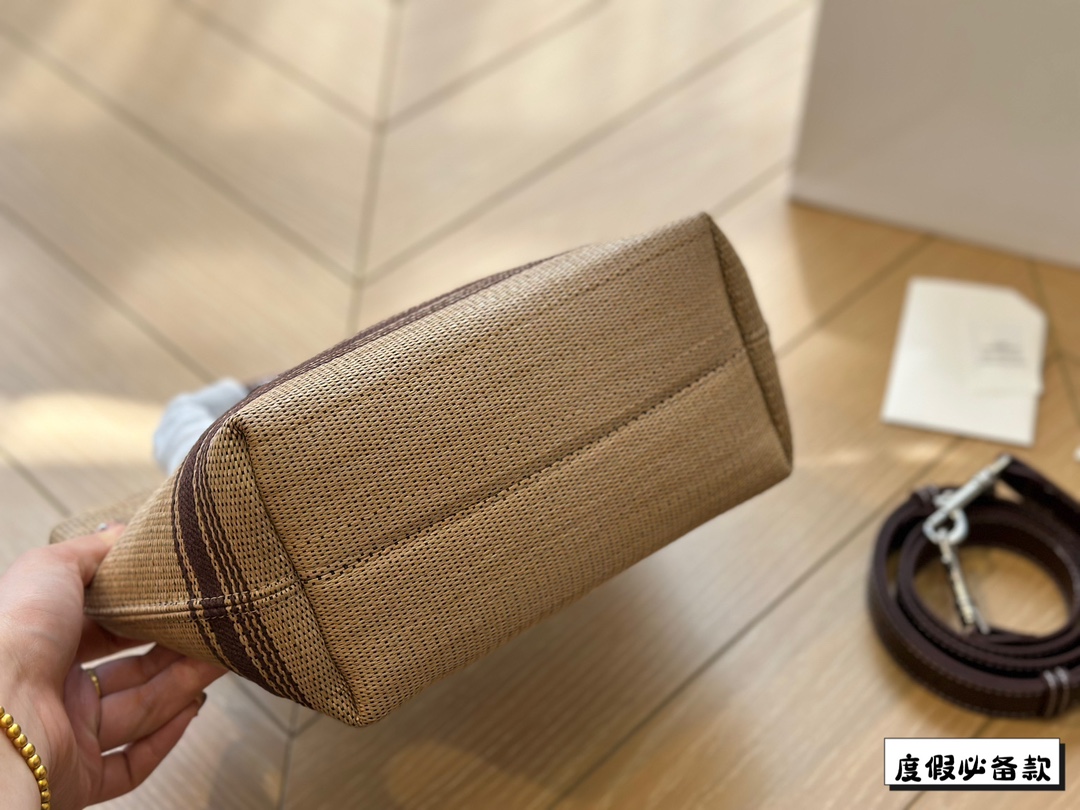 &yen;220 Celine新款编织托特包 Celine新款编织包是一款设计简洁而又不失时尚感的托特包。其最显著的特点在于采用了棕色粗细不均条纹的帆布材质，这种设计不仅赋予了包包独特的视觉冲击力，也展现了Celine品牌一贯的优雅与精致。在包的正面醒目地印有大写的&ldquo;CELINE&rdquo;字样，既凸显了品牌的身份，也提升了包包的整体美感。20*17