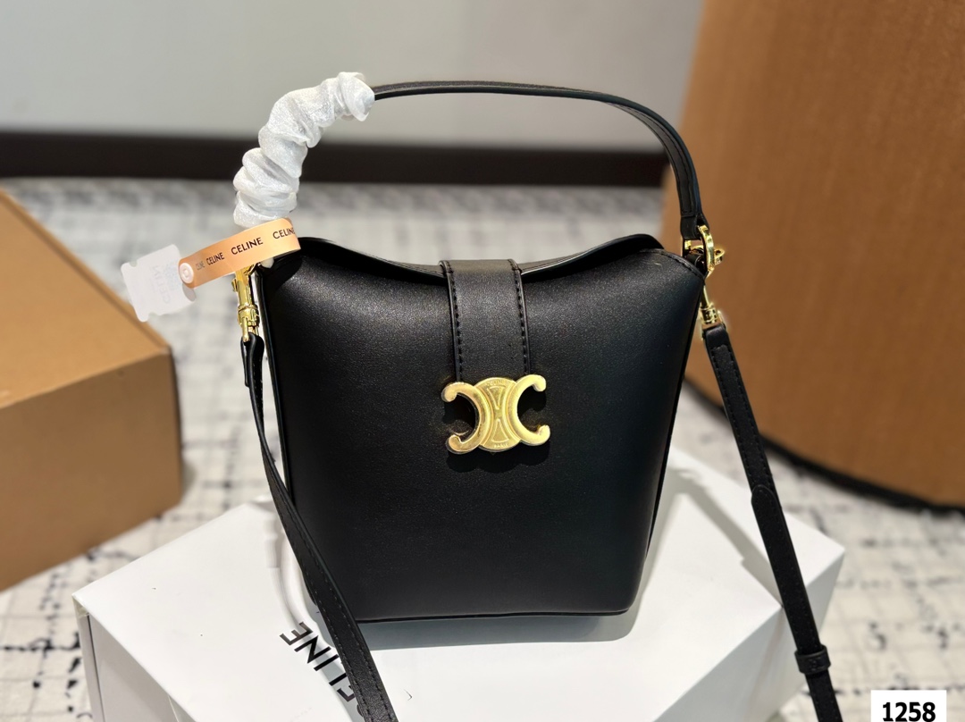 ¥140 ¥145 配折叠盒盒 size:13.14cm 16.17cm 赛琳新款的薯条 加入开口设计~ 今年的大包都很 喜欢~ ~凹造型好物+街拍时尚单品 容量可满足短途旅行需求大包