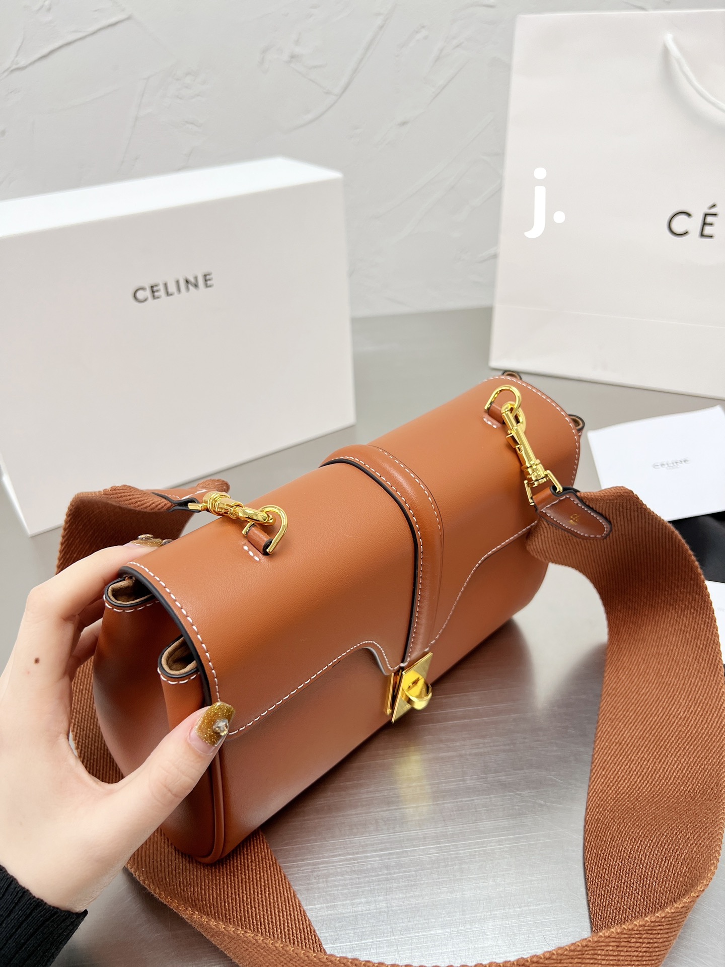 p165 Celine ｜soft 16-小号 CELINE斜挎和单肩都很好看有腔调！搭配任何衣服都非常百搭，四季可用，让你可甜可盐，今年的Celine 风潮风靡全世界，拥有这只一定让你成为全场最有话题的时髦精 尺寸 24 14 配折叠盒