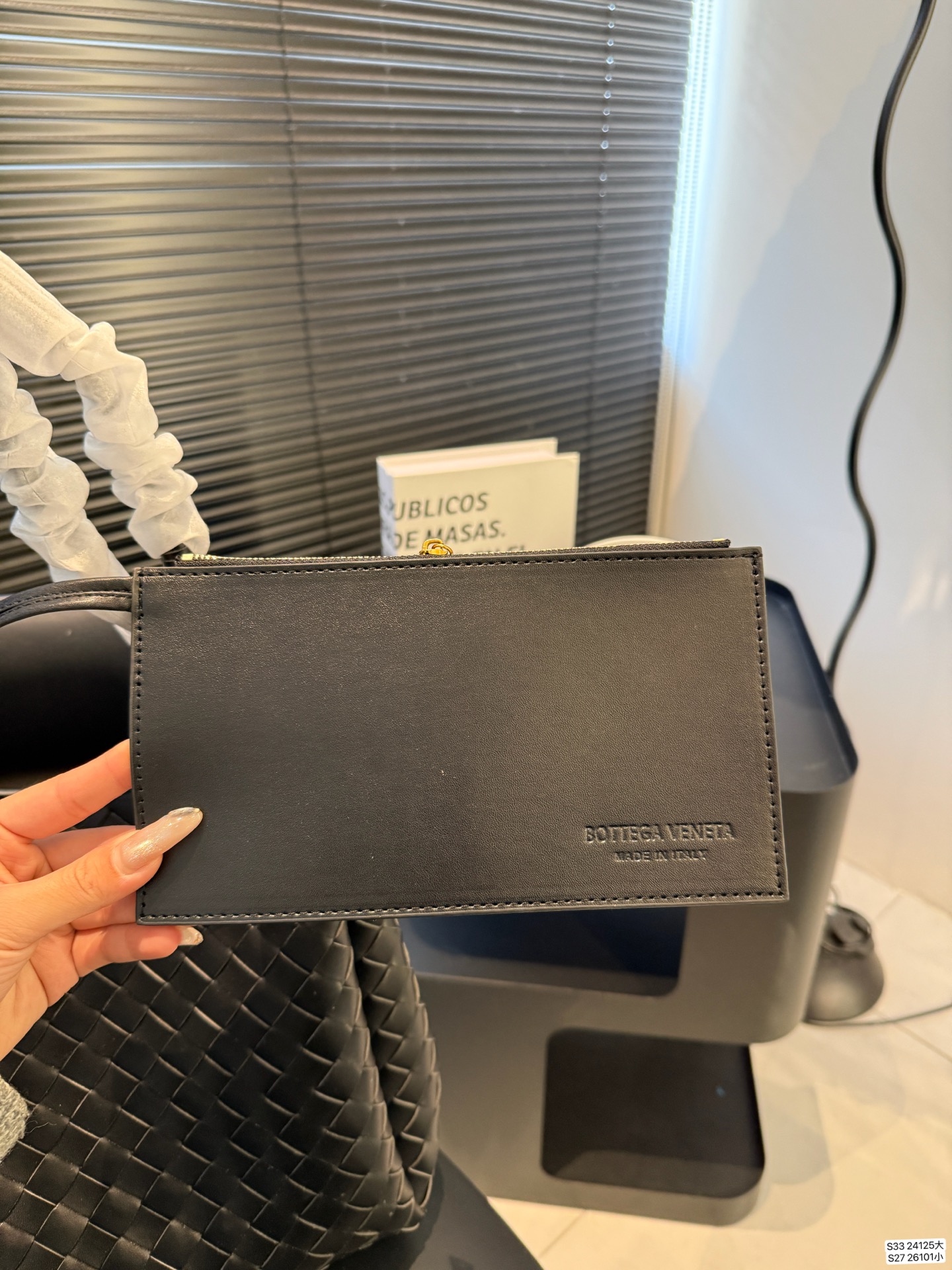 大号P215 小号P185 BV的降落伞Parachute，编织的工艺自然且优美，皮质交叉编织出的纹路和背带处的金属编织设计，既原始又摩登，轻松拿捏美拉德穿搭的帅气🤏 尺寸大32 28 小21 16 货号大24125 小26101