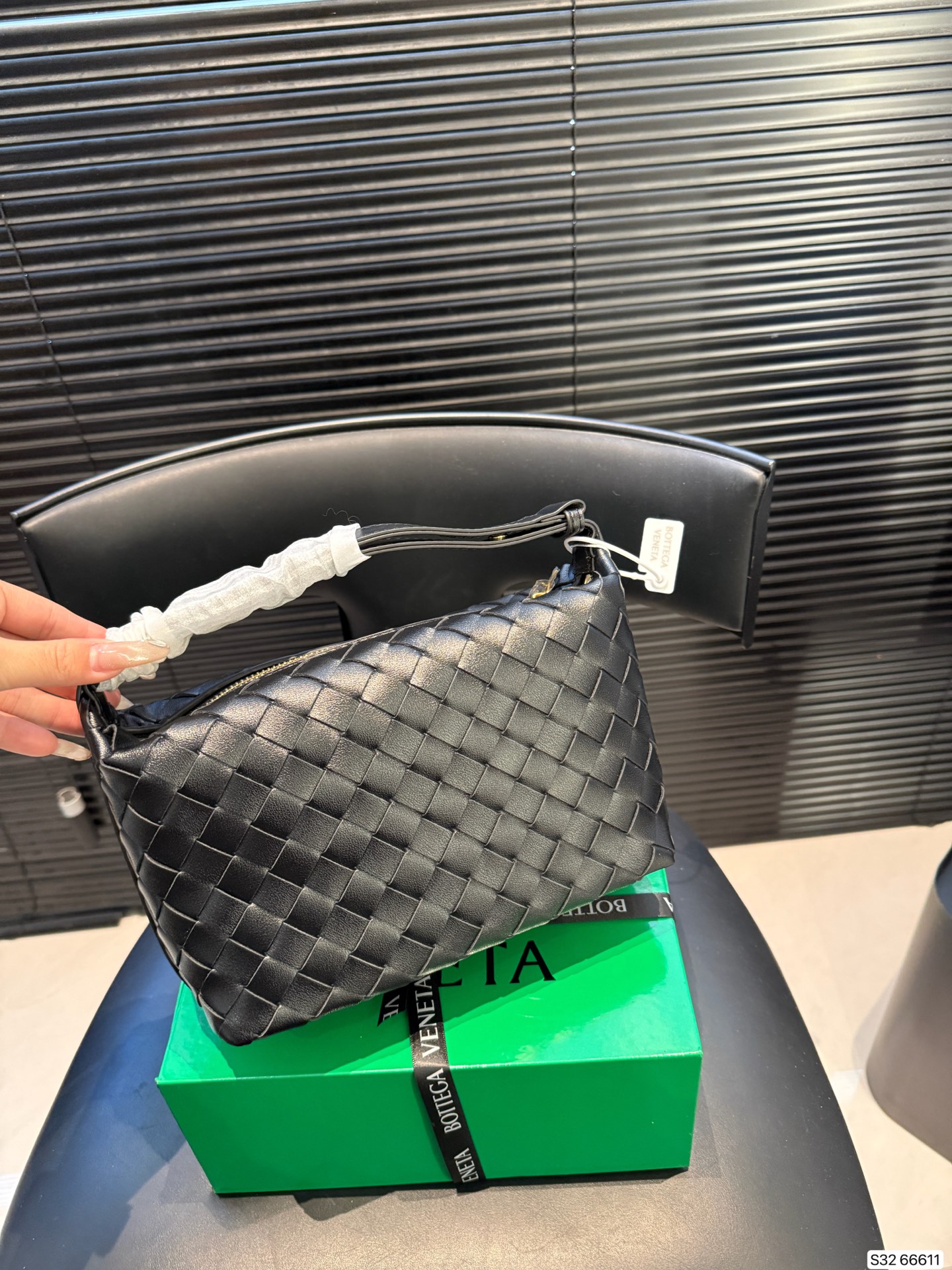 p210 配盒子 纯皮Bottega veneta 适合春夏秋冬的季节 Bv高级 简洁的线条，柔软的包身，并且相当实用，街头巷尾它的身影无处不在，也成为经典款IT bag之一 万众追，这款包一出就风靡全球 流行，如今粉丝群依然很强大，因为它实在太衬托气质了，包再多也要给自己留一个！尺寸21 14货号66611