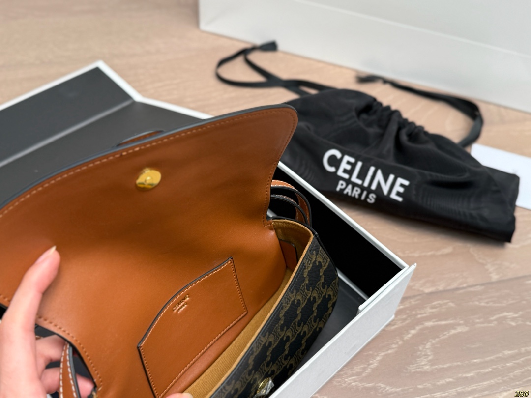 &yen;160折叠盒 Celine赛琳锁头包 出门简直洋气又时髦～ 打造轻松自在的氛围🌊 尺寸20 10