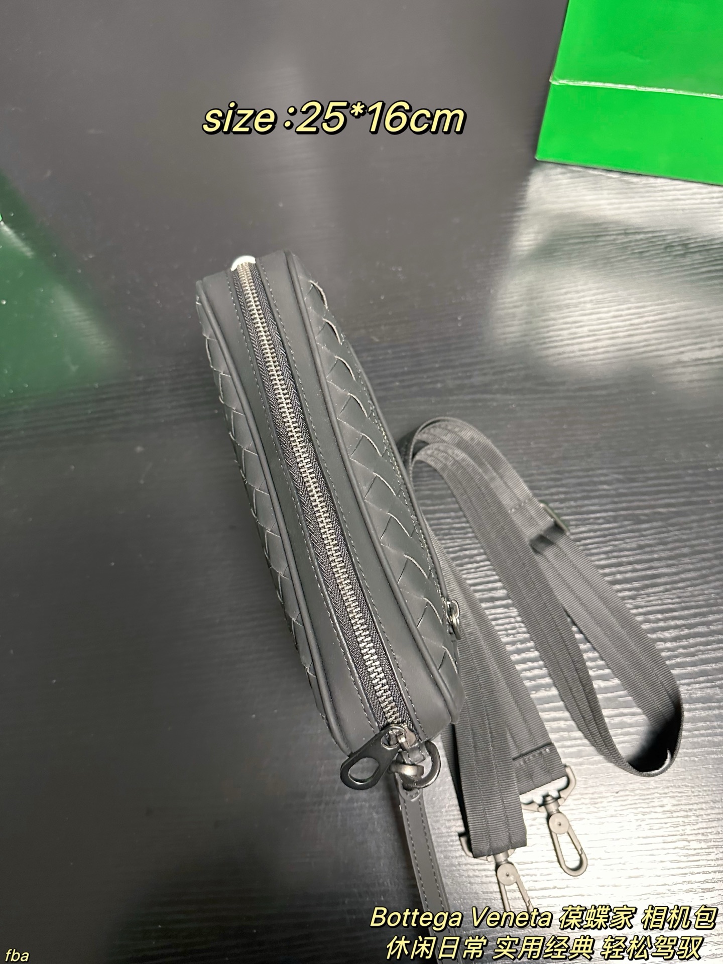 P135配盒 Bottega Veneta 葆蝶家 相机包 方正的相机包造型，配有前置拉链小袋与主仓拉链开合，内部含拉链暗袋/帆布隔层，可容纳手机、钱包、平板等日常小物；搭配可调节尼龙肩带，支持单肩、斜挎两种背法。整体简约无明显logo，黑色编织纹理低调奢华，适配商务、休闲、日常出行等多种场景，是BV男士包袋中兼具实用性与品牌辨识度的经典款 尺寸：25*16cm
